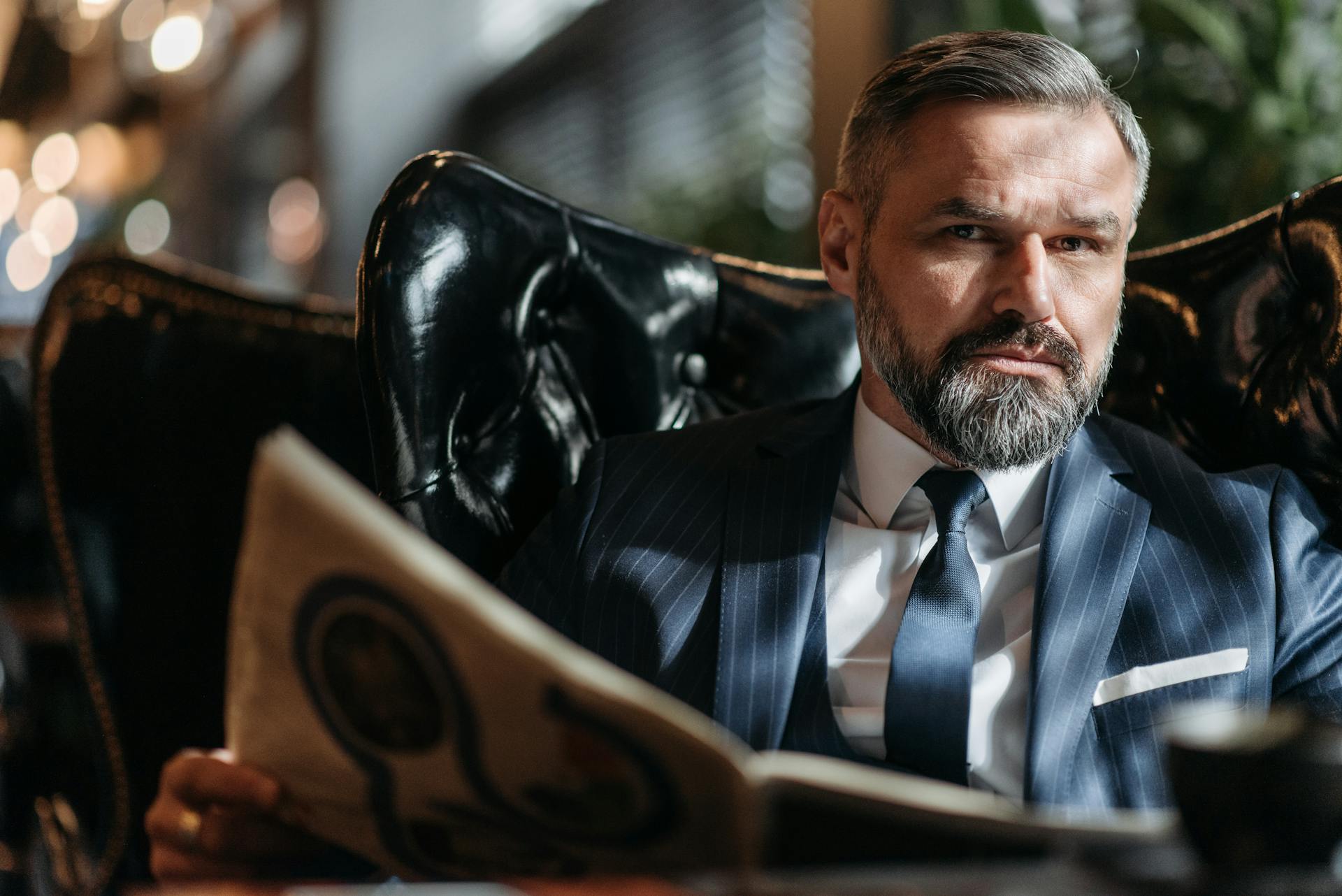 Un hombre de negocios sentado en su despacho | Fuente: Pexels