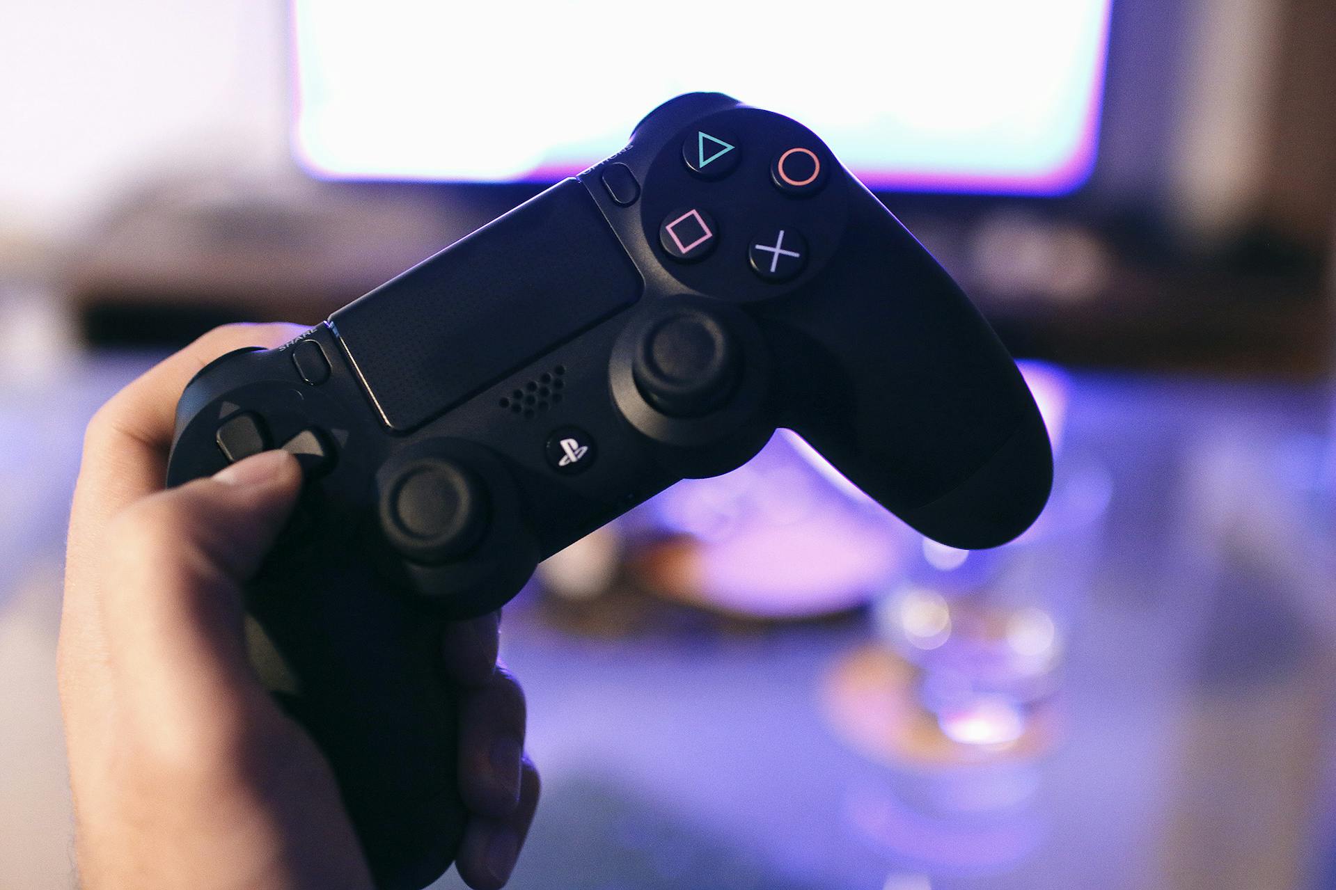 Una persona sujetando un mando de PlayStation | Fuente: Pexels