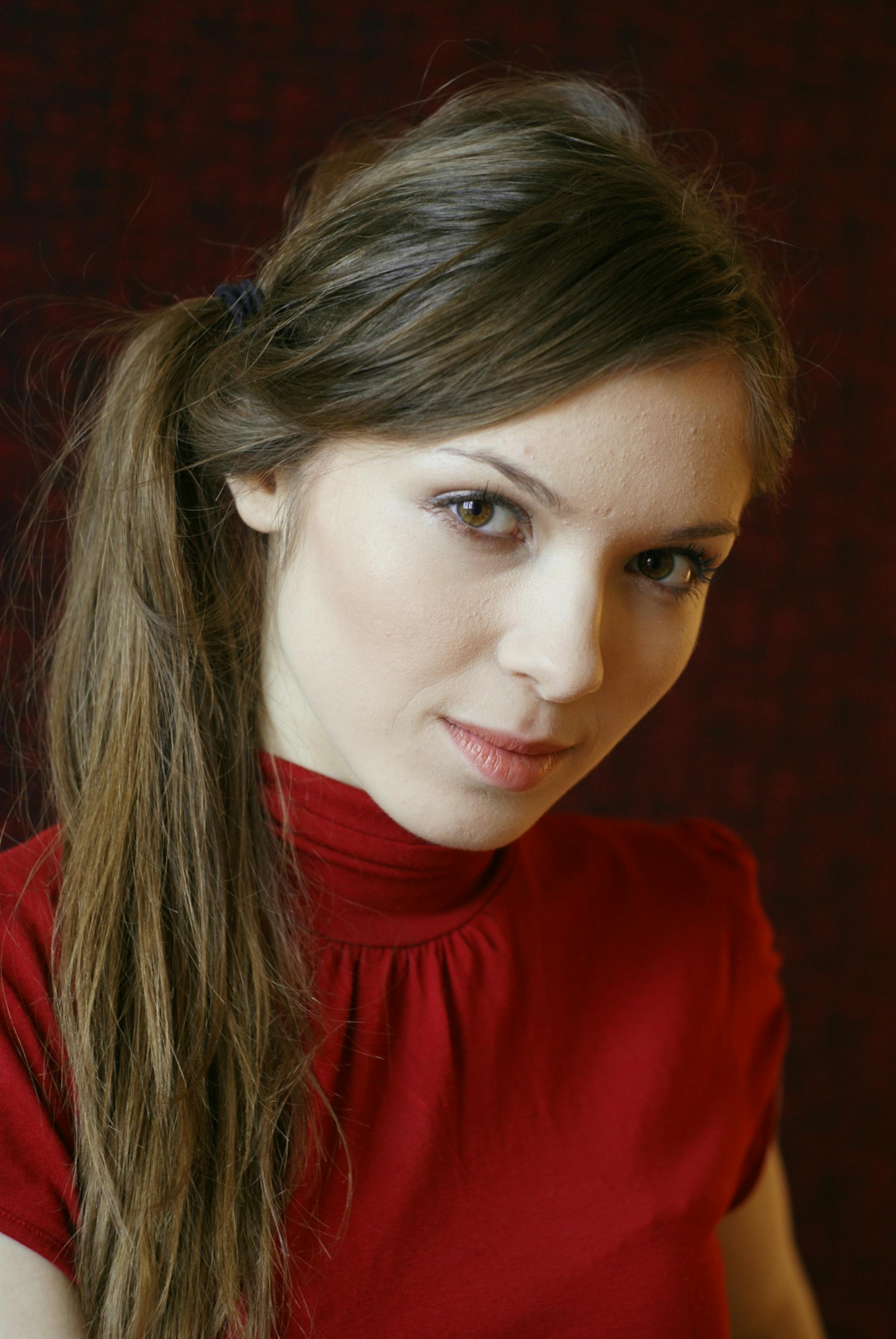 Una mujer con un vestido rojo mirando a alguien | Fuente: Pexels