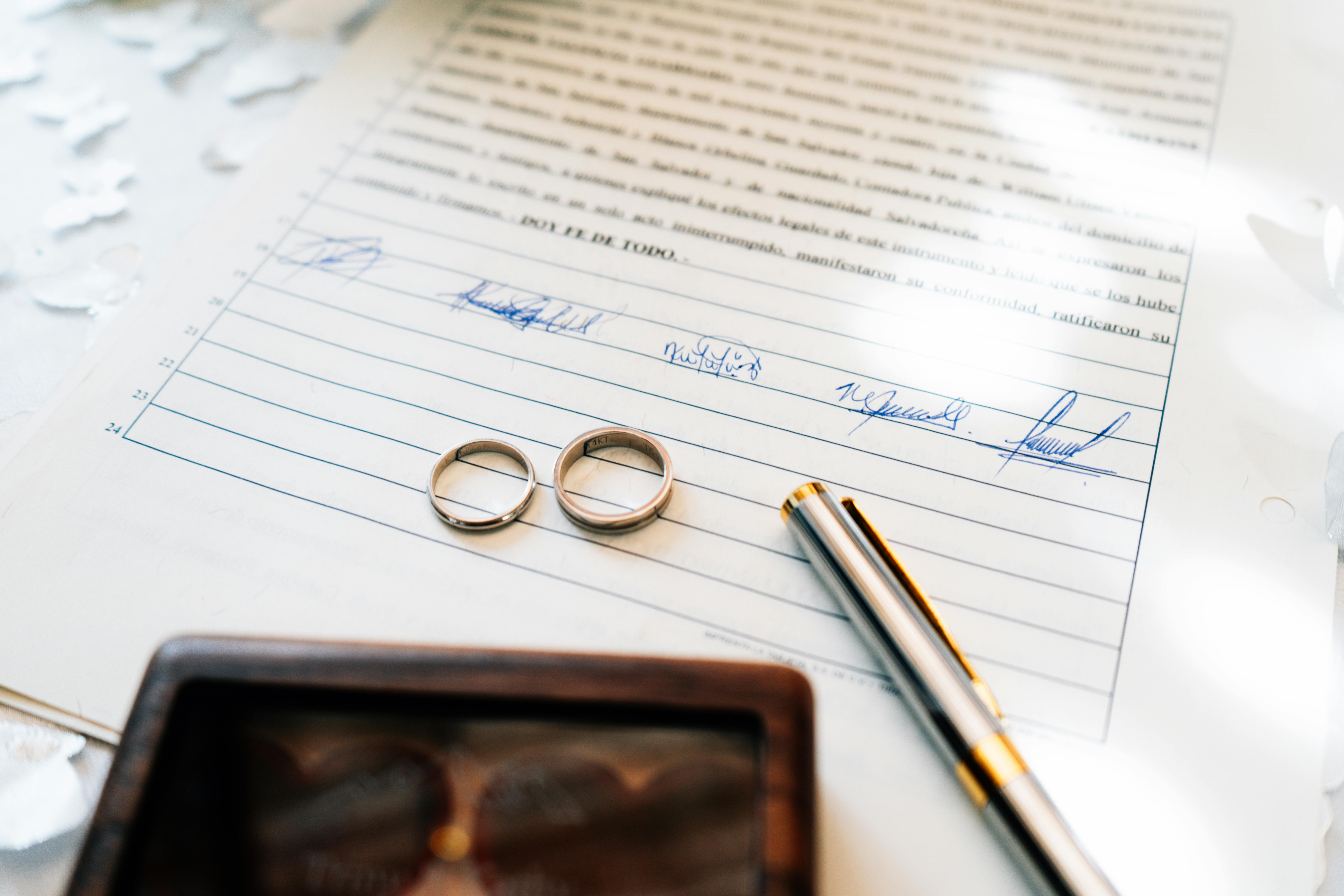Un certificado de matrimonio sobre una mesa | Fuente: Pexels