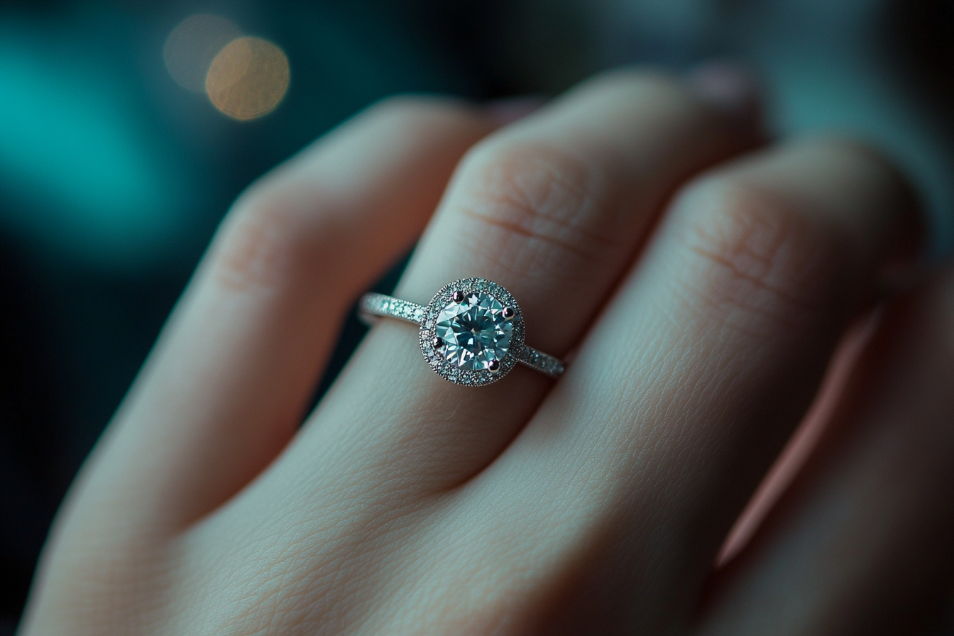 Primer plano de una mujer con un anillo de diamantes | Fuente: Midjourney