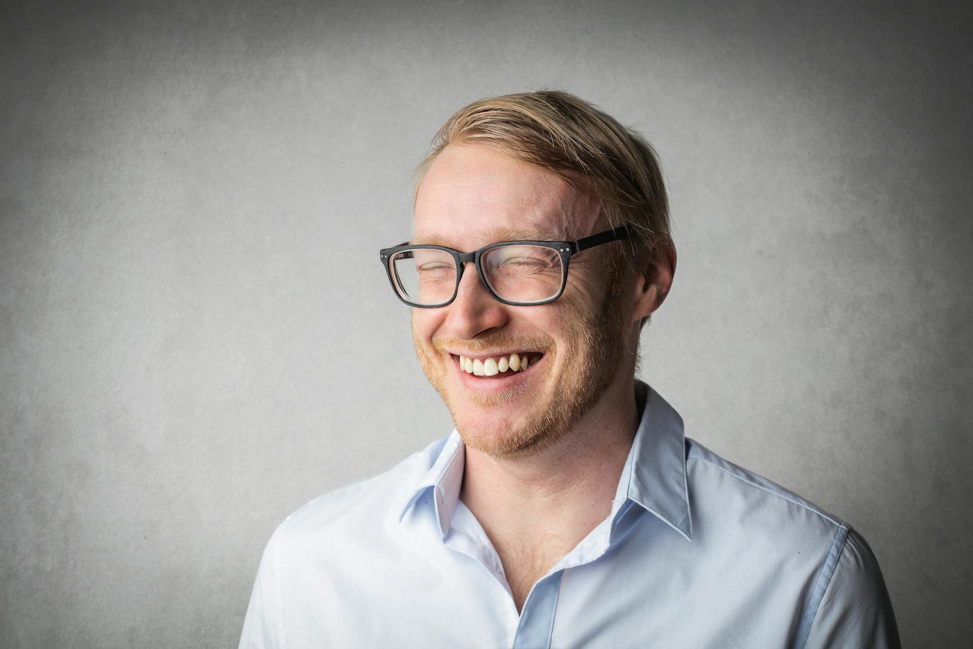 Un hombre sonriendo | Fuente: Pexels