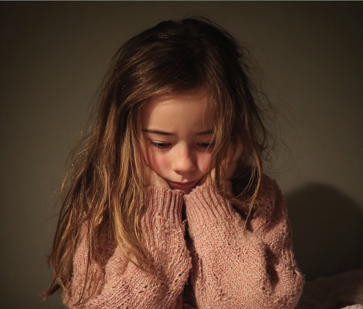 Una niña sujetándose la cabeza | Fuente: Midjourney