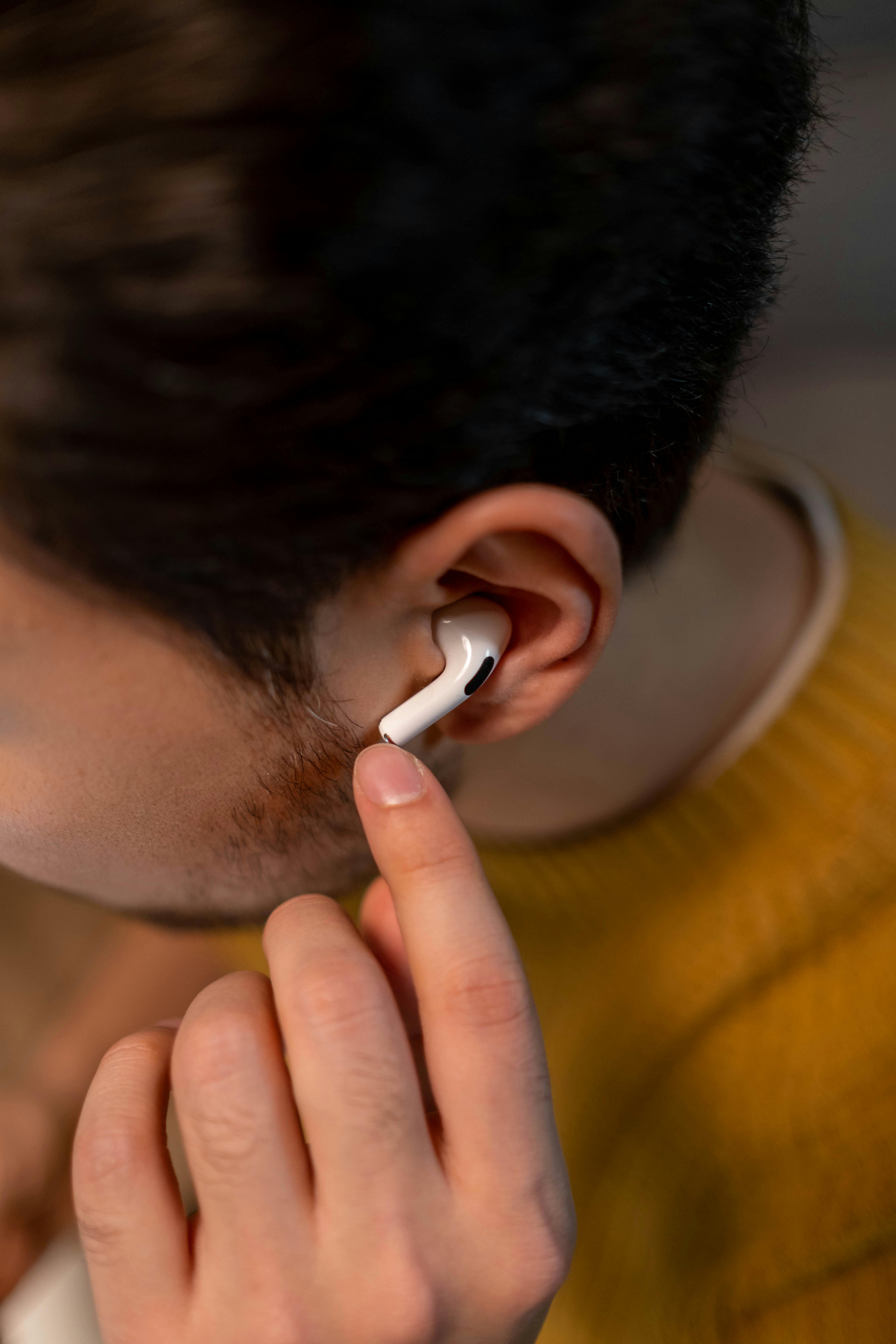 Un hombre con un auricular Bluetooth | Fuente: Pexels