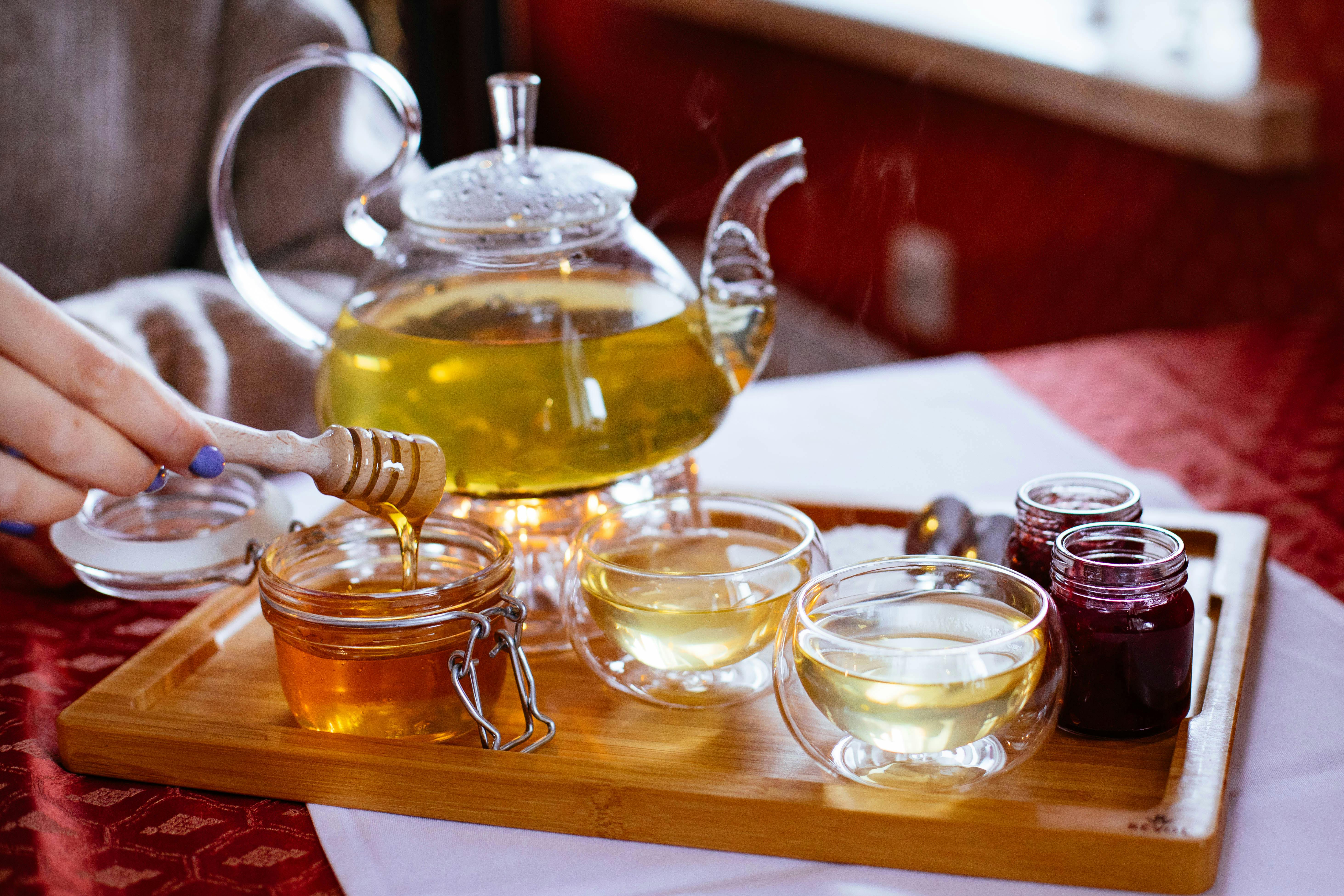 Tazas de té y miel | Fuente: Pexels