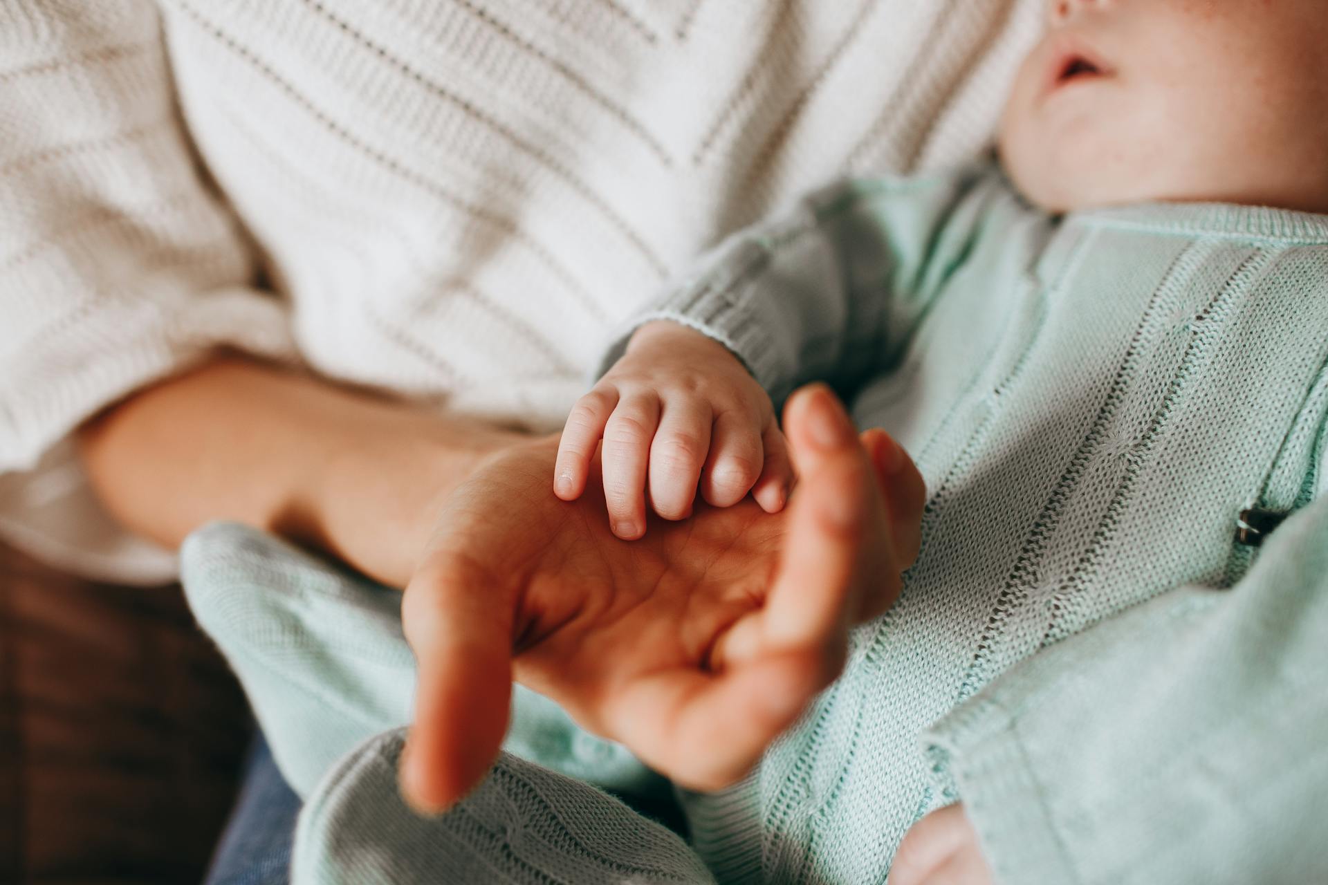 Una persona con un bebé en brazos | Fuente: Pexels