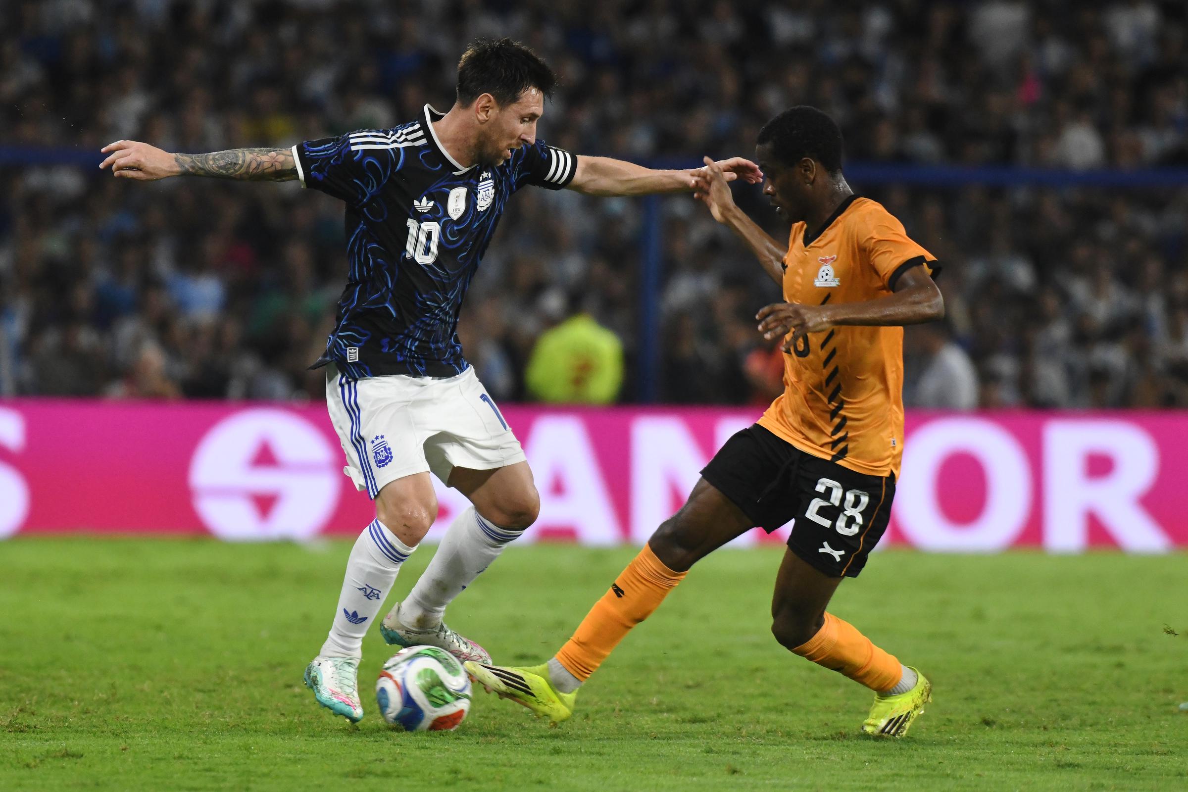 Lionel Messi de Argentina compite por el balón con Simukonda de Zambia durante el partido entre Argentina y Zambia en el Estadio Alberto J. Armando, La Bombonera, el 31 de marzo de 2026. | Fuente: Getty Images