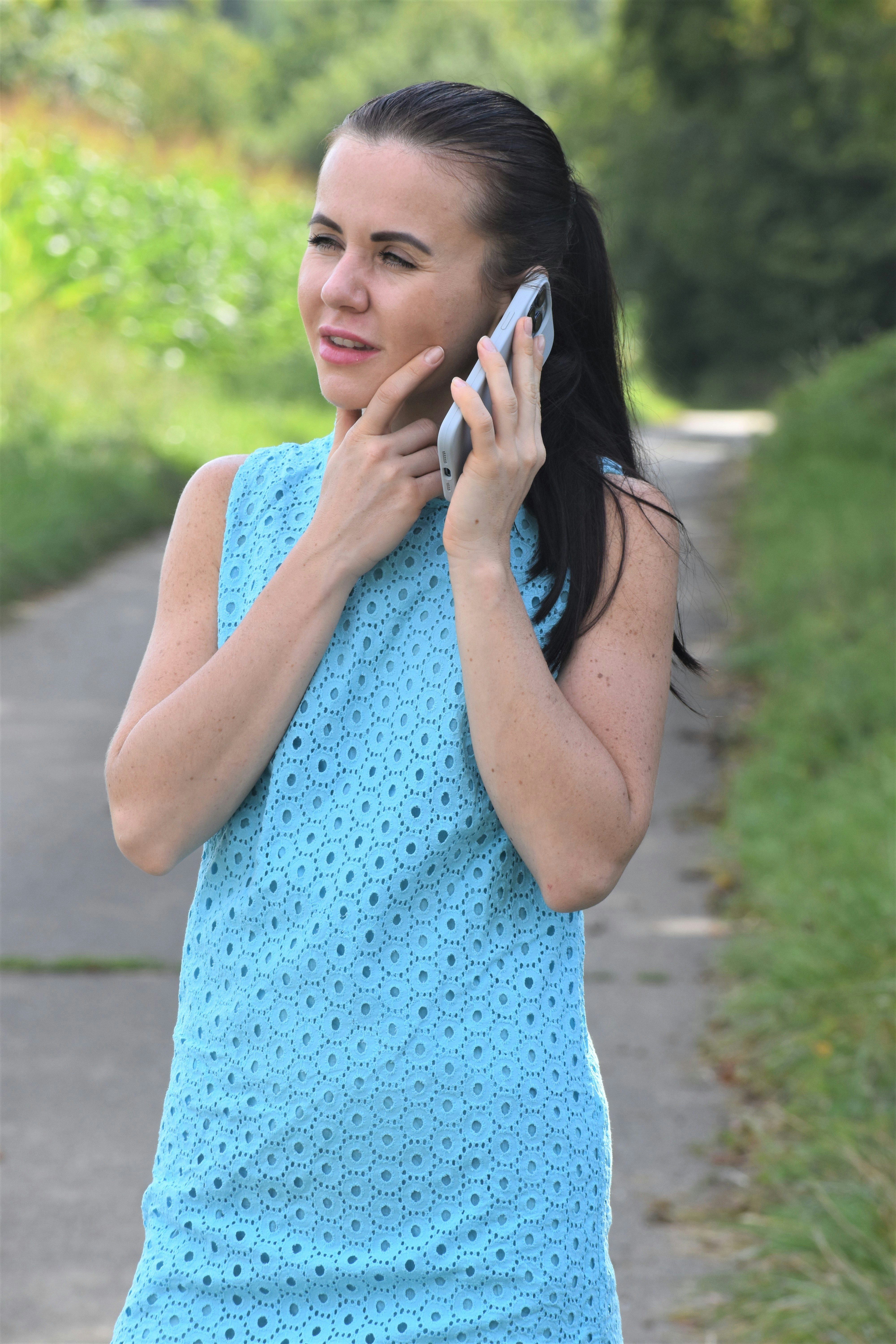 Una mujer alterada en una llamada | Fuente: Unsplash