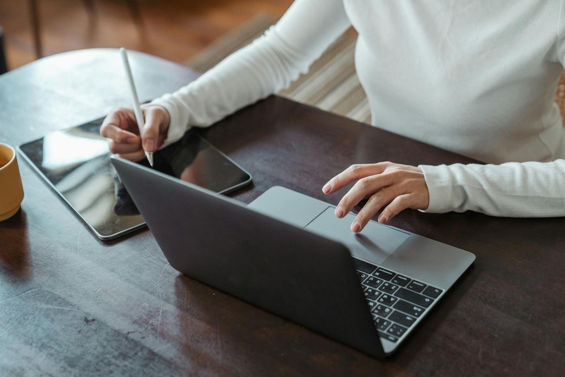 Una mujer trabajando en su oficina | Fuente: Pexels