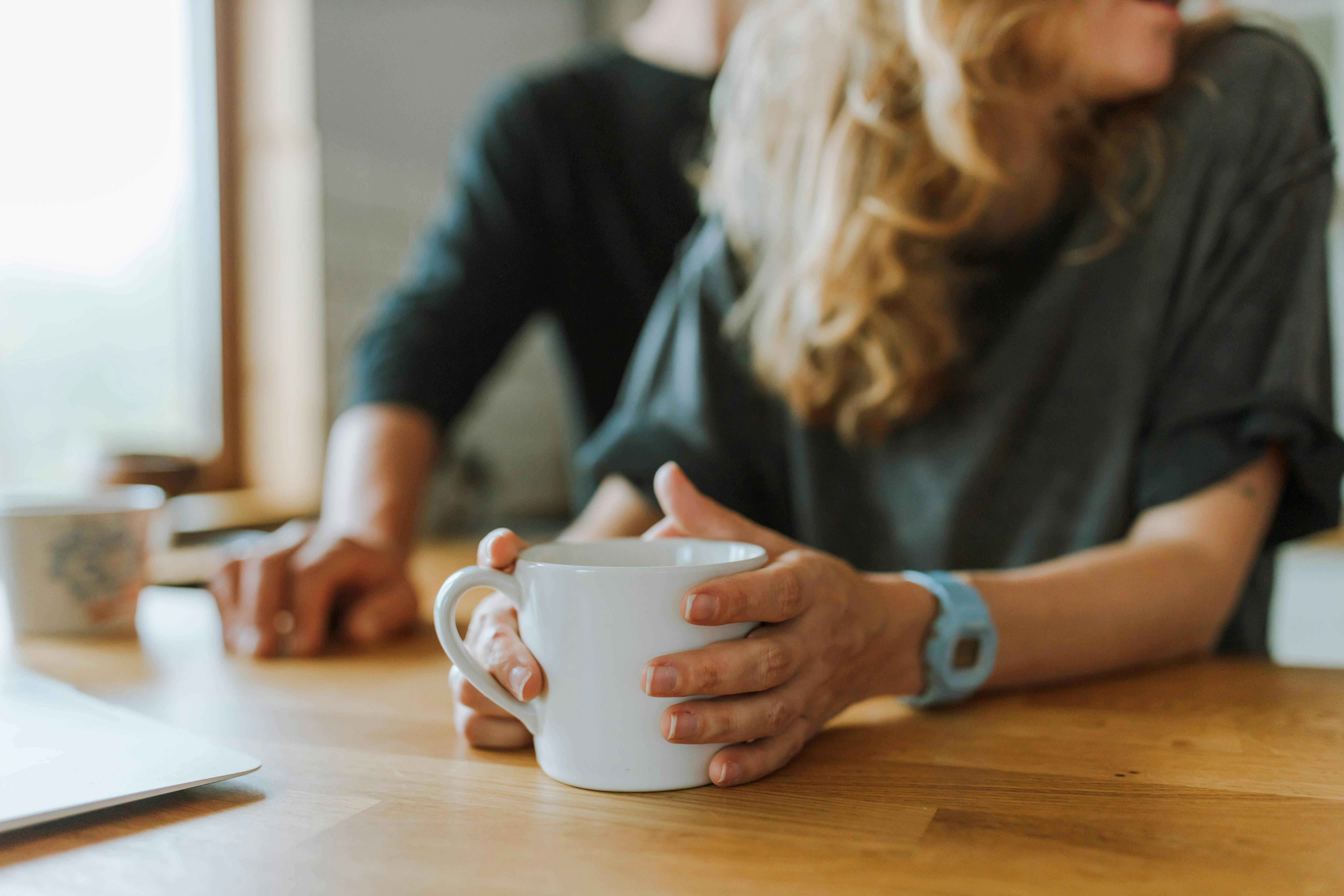 Una pareja sentada | Fuente: Pexels
