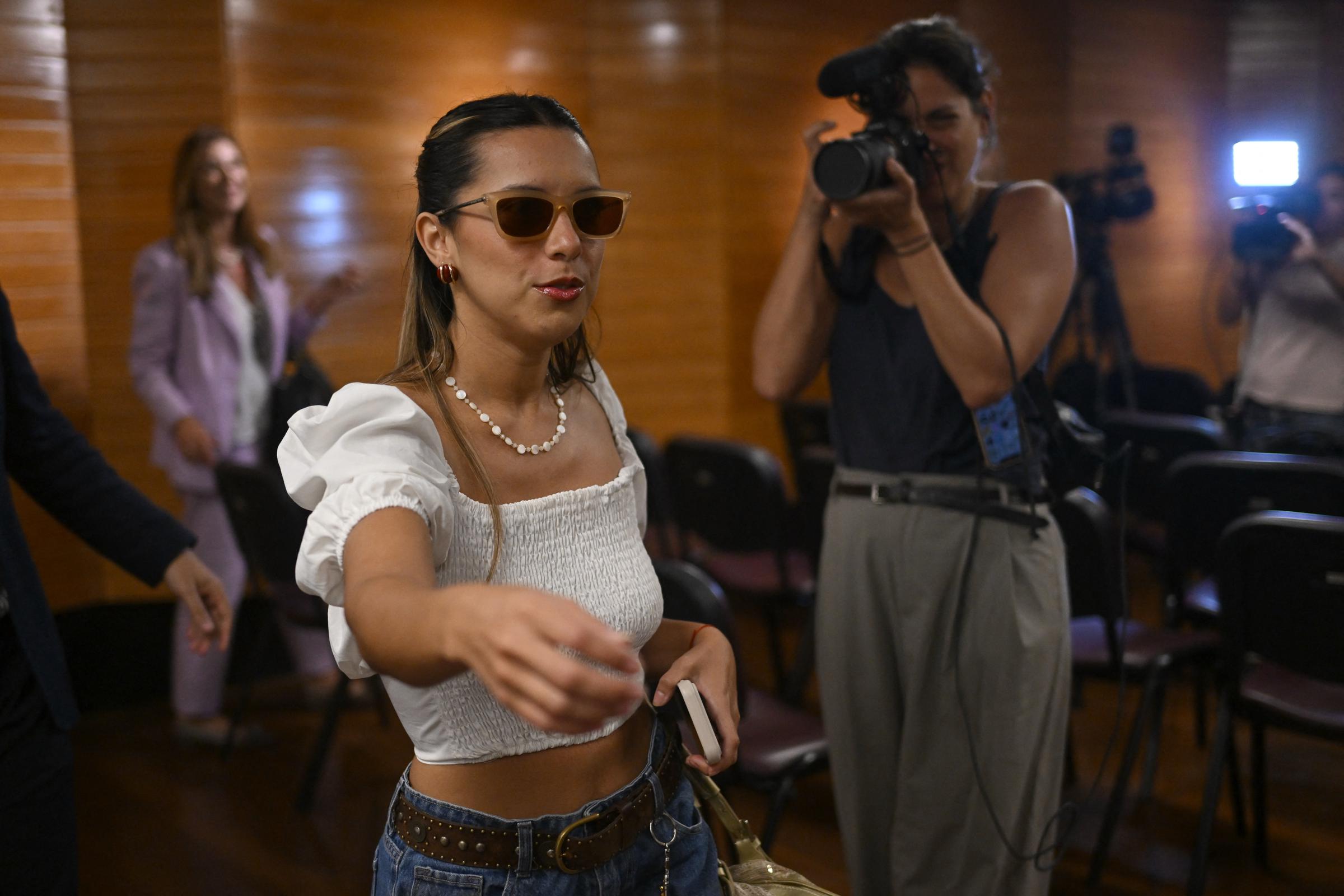 La argentina Agostina Páez llega al Consulado de Argentina en Río de Janeiro, Brasil, para asistir a una conferencia de prensa el 25 de marzo de 2026. | Fuente: Getty Images