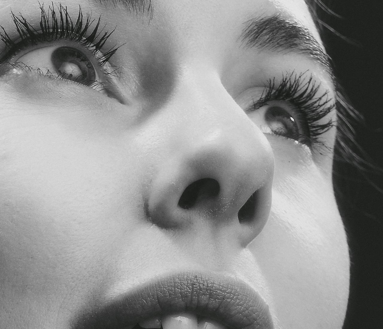Toma en escala de grises de una mujer aturdida | Fuente: Pexels