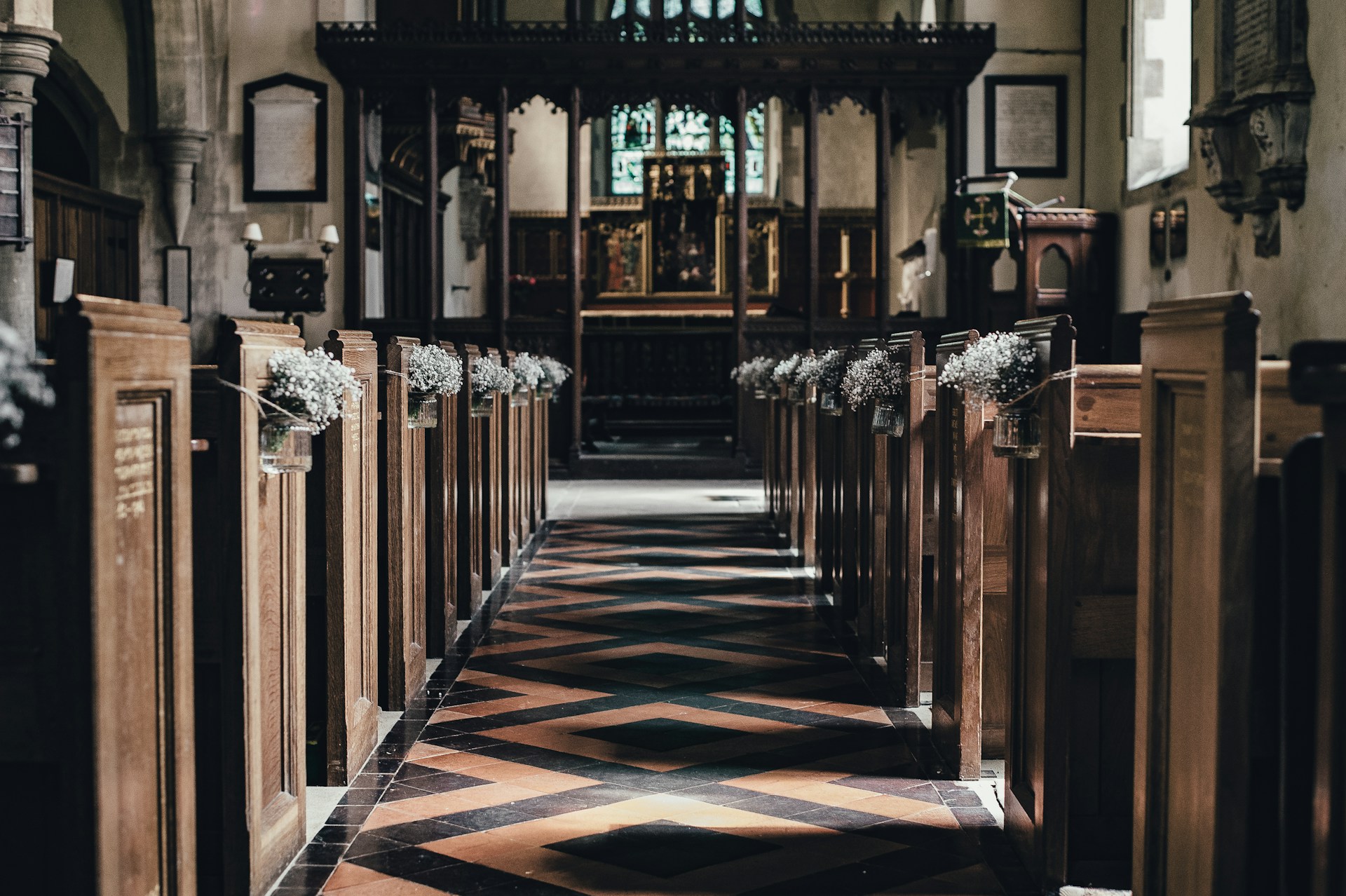 El pasillo de una iglesia decorado para una boda | Fuente: Unsplash