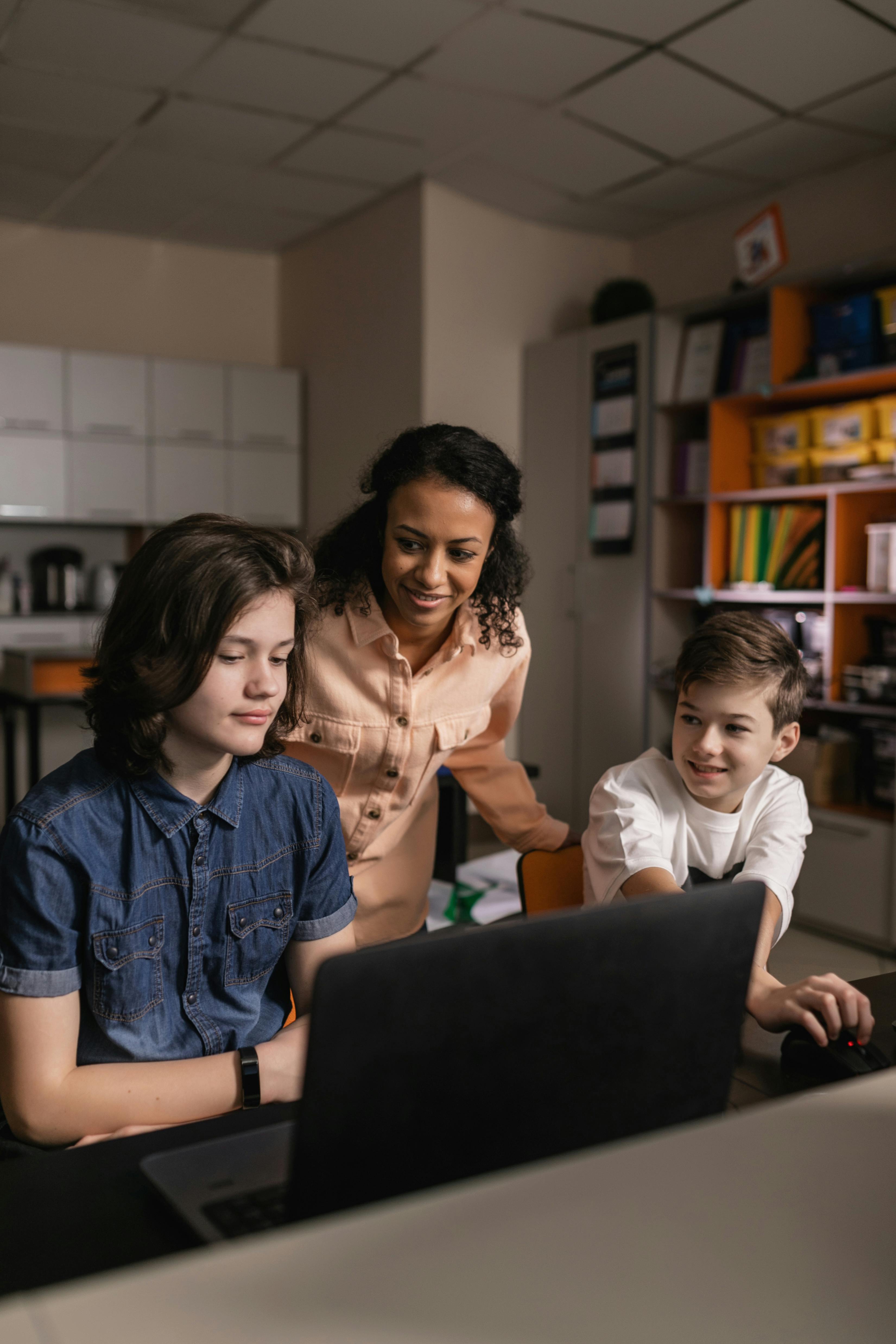 Una mujer cuidando a dos niños | Fuente: Pexels