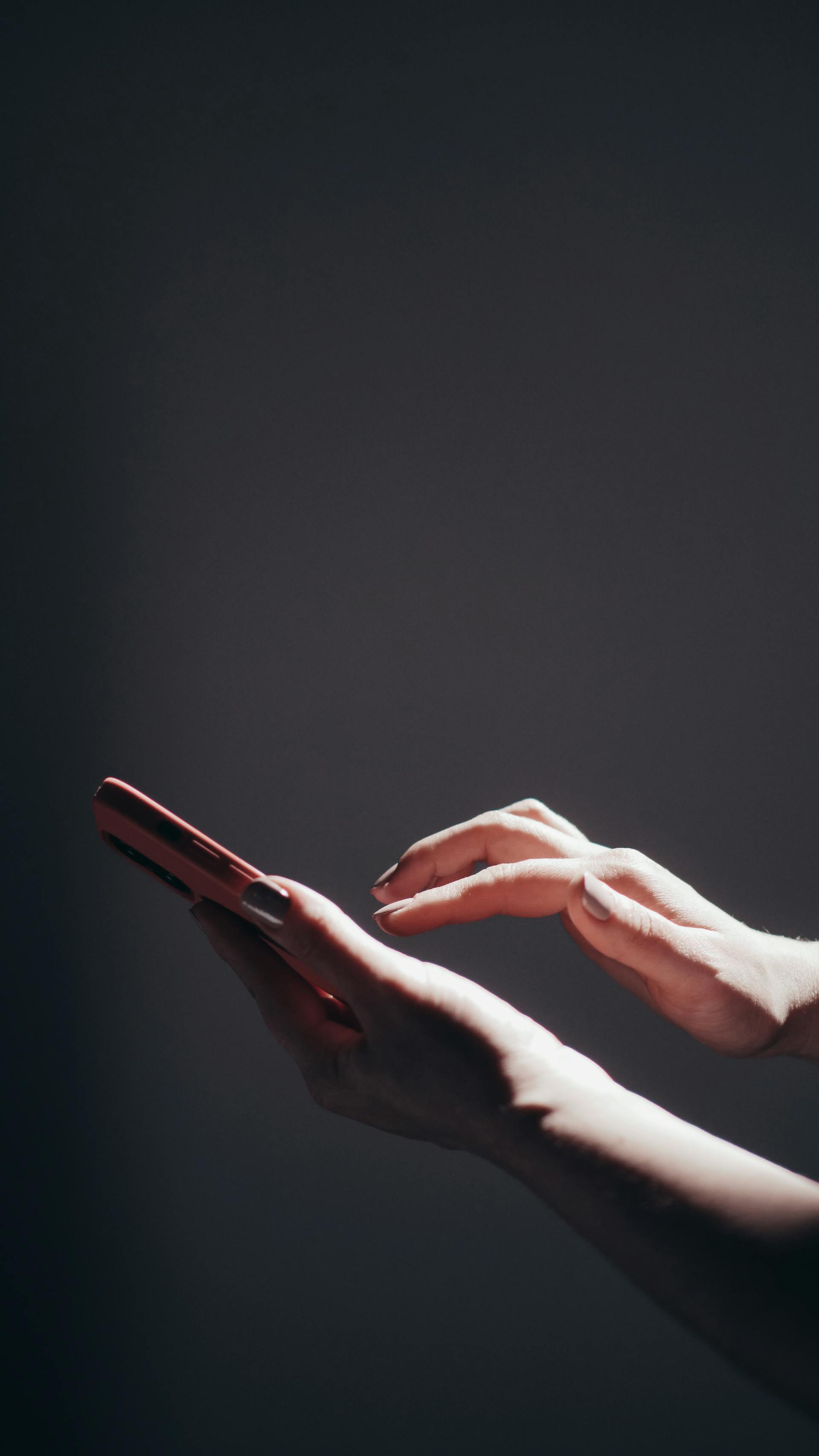 Una mujer usando un teléfono | Fuente: Pexels