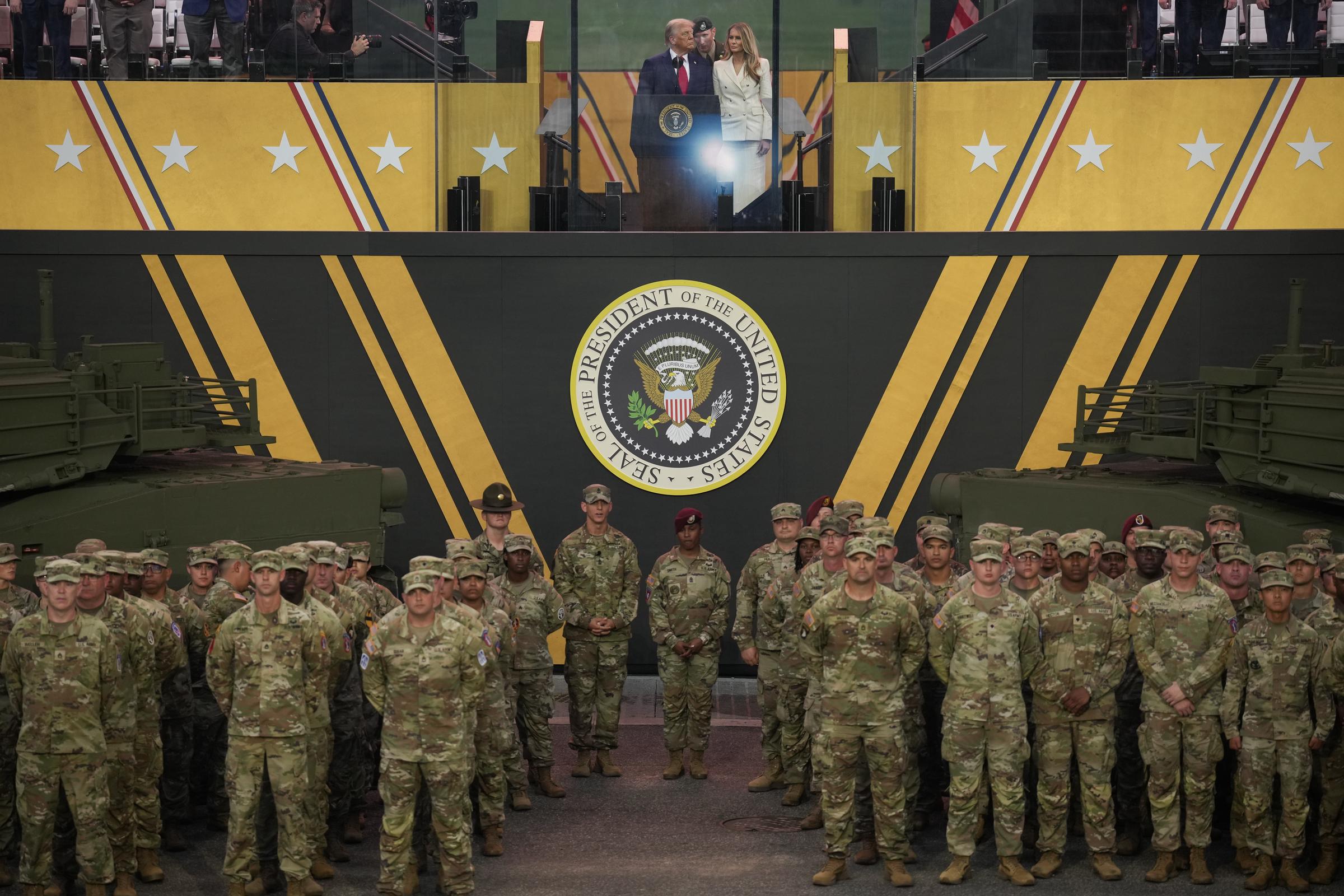 Donald y Melania Trump juntos al final del desfile del Ejército de EE.UU. | Fuente: Getty Images