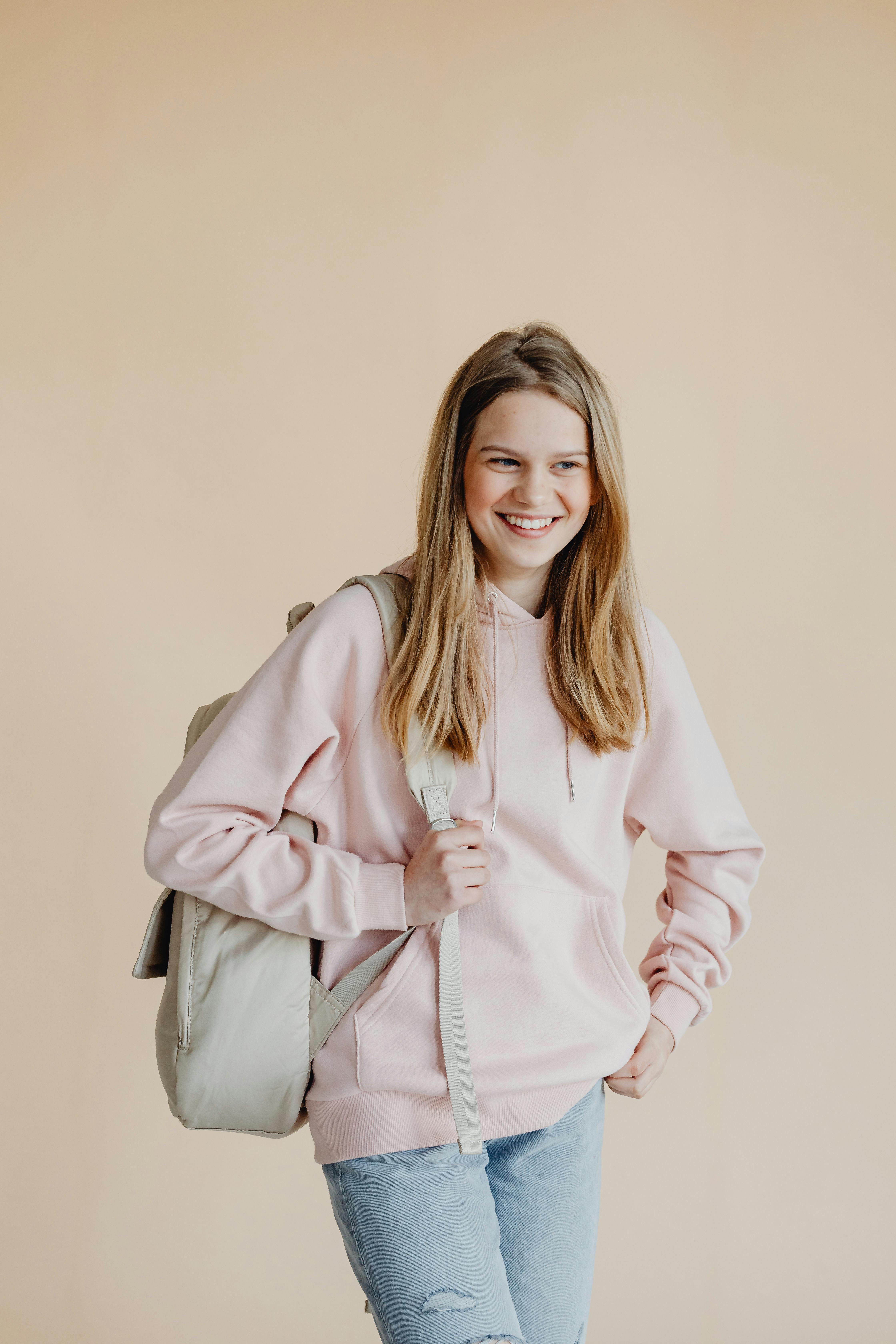 Una adolescente con una mochila | Fuente: Pexels