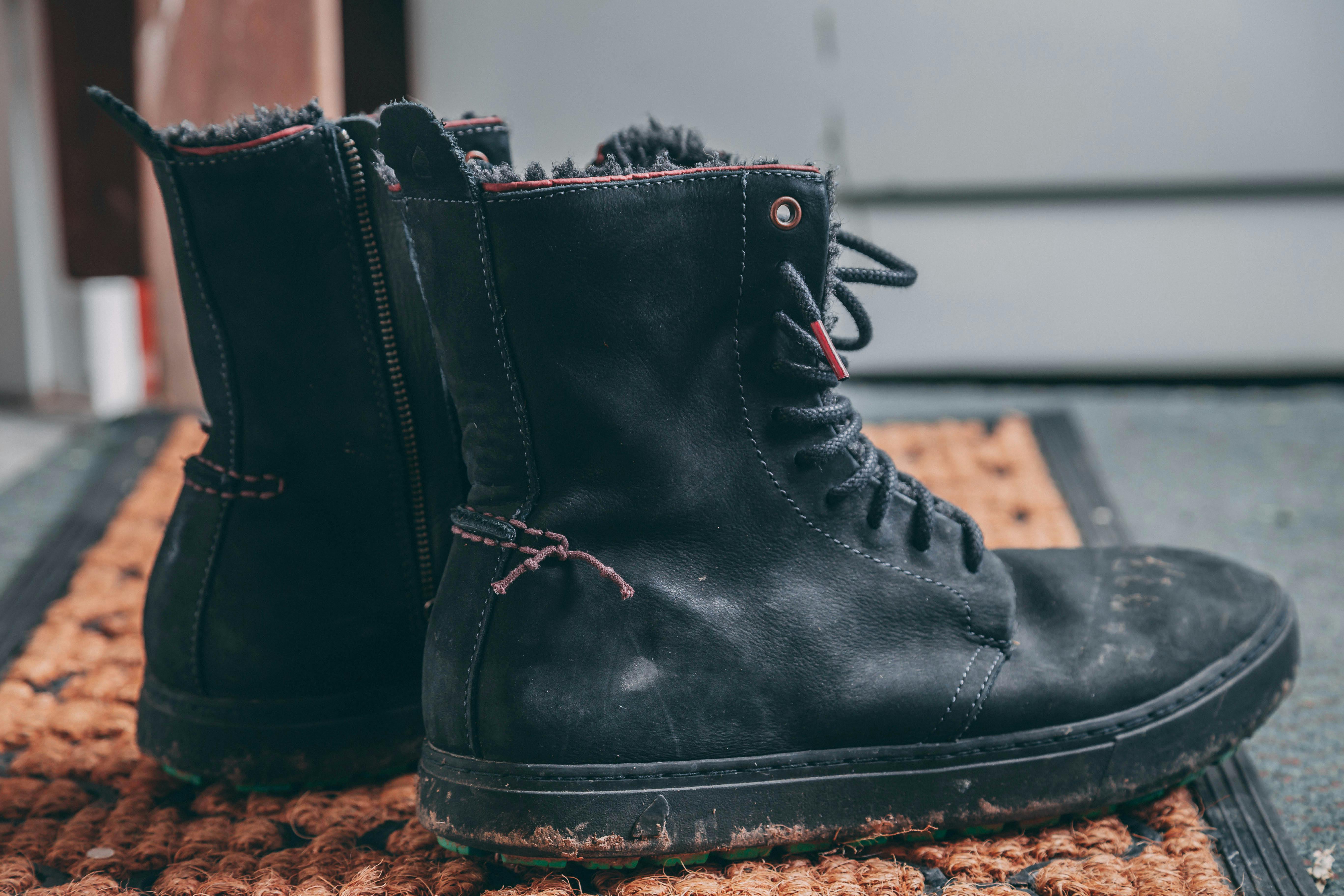 Un par de botas negras | Fuente: Pexels