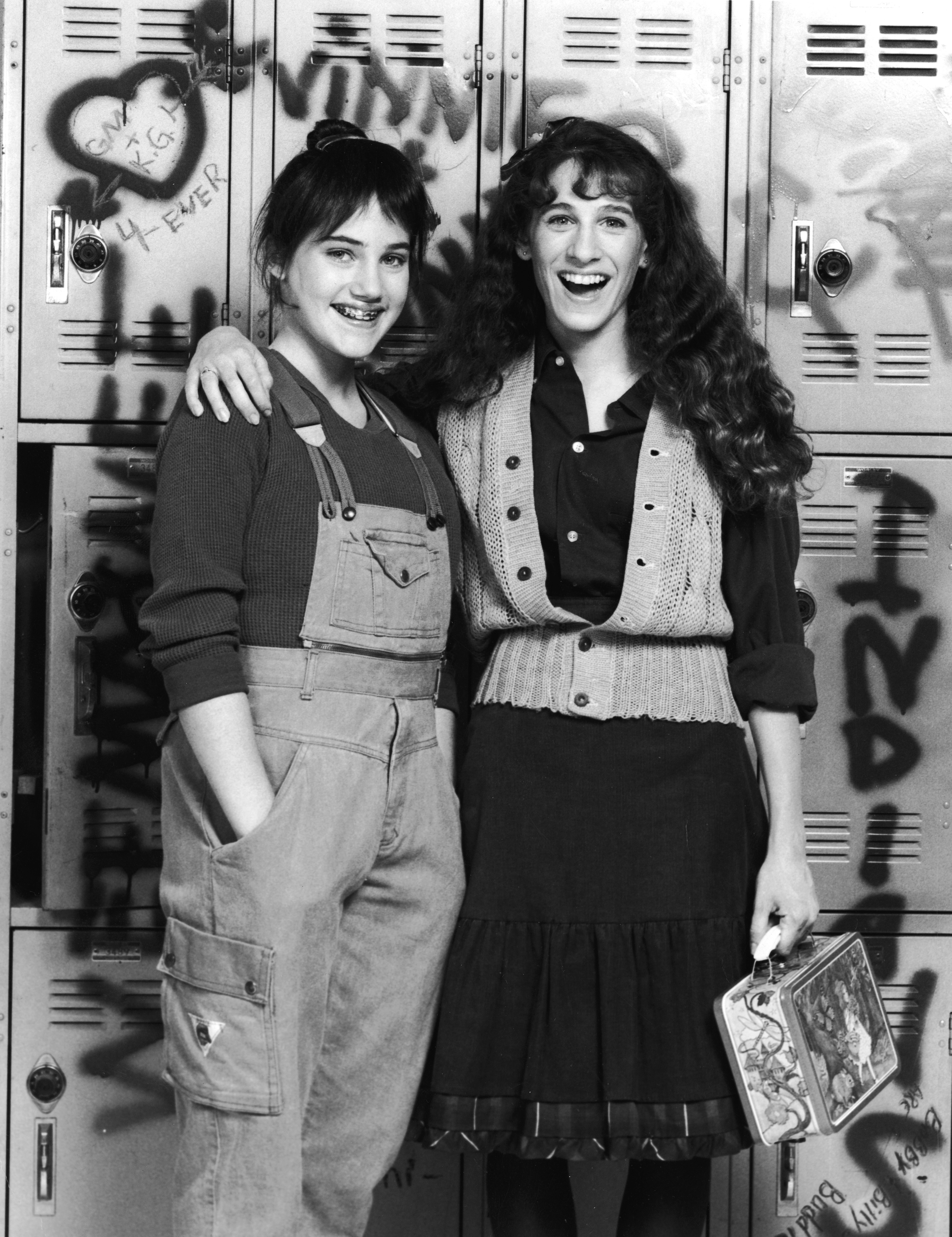 Amy Linker y Sarah Jessica Parker posando para una foto promocional de "Square Pegs" en 1982 | Fuente: Getty Images