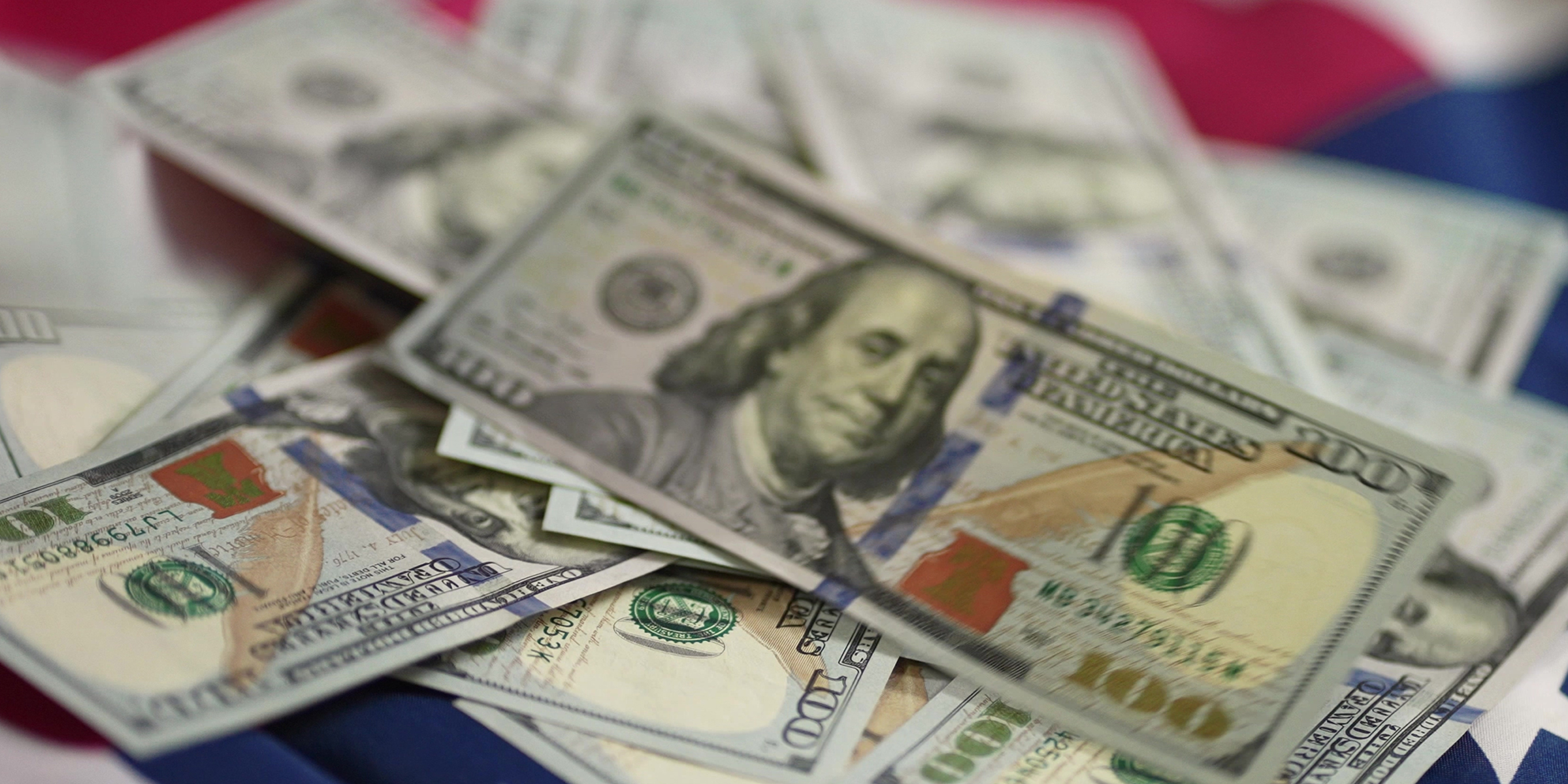 Billetes sobre una mesa | Fuente: Shutterstock
