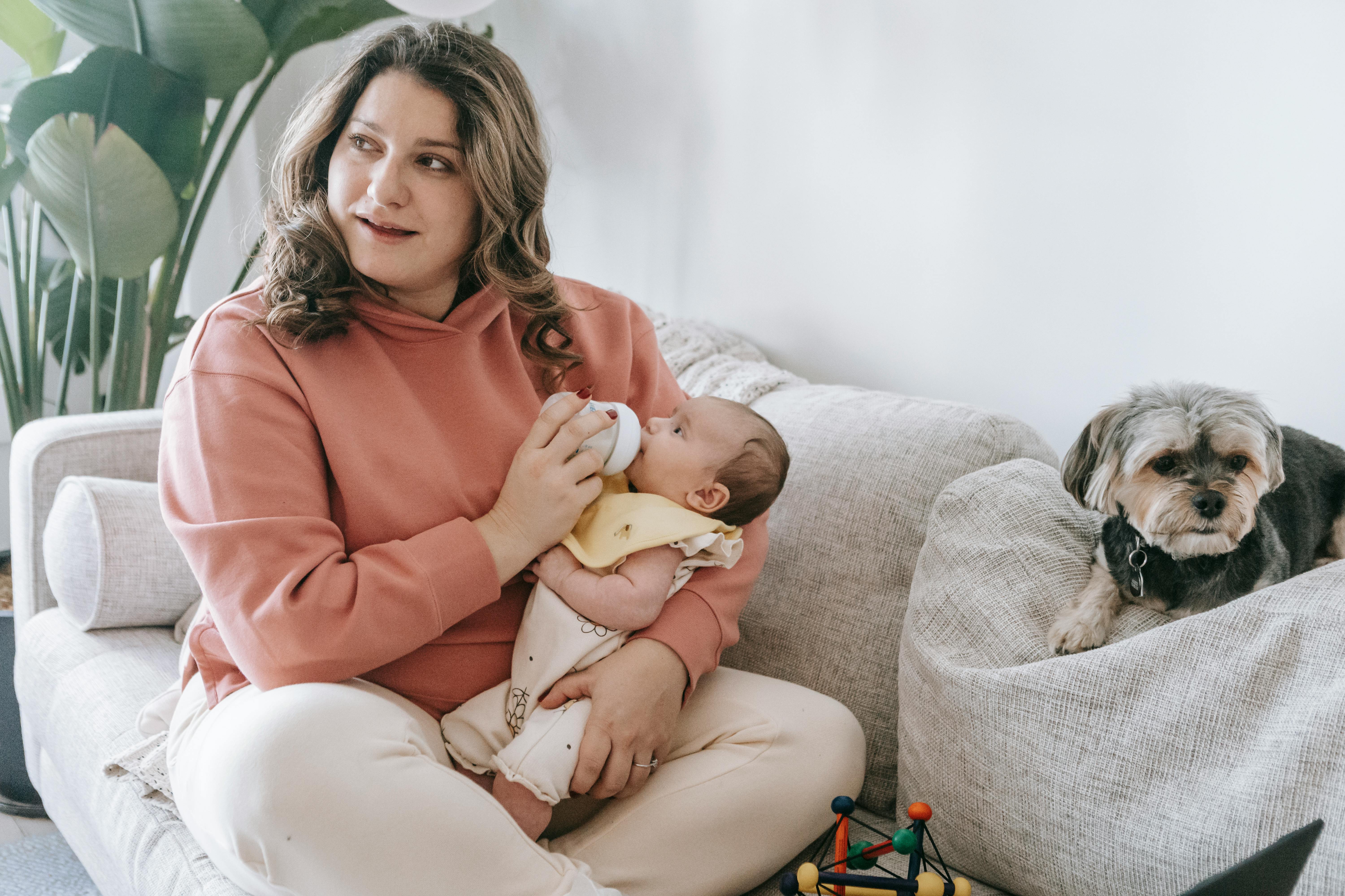 Una mujer dando el biberón a un niño | Fuente: Pexels