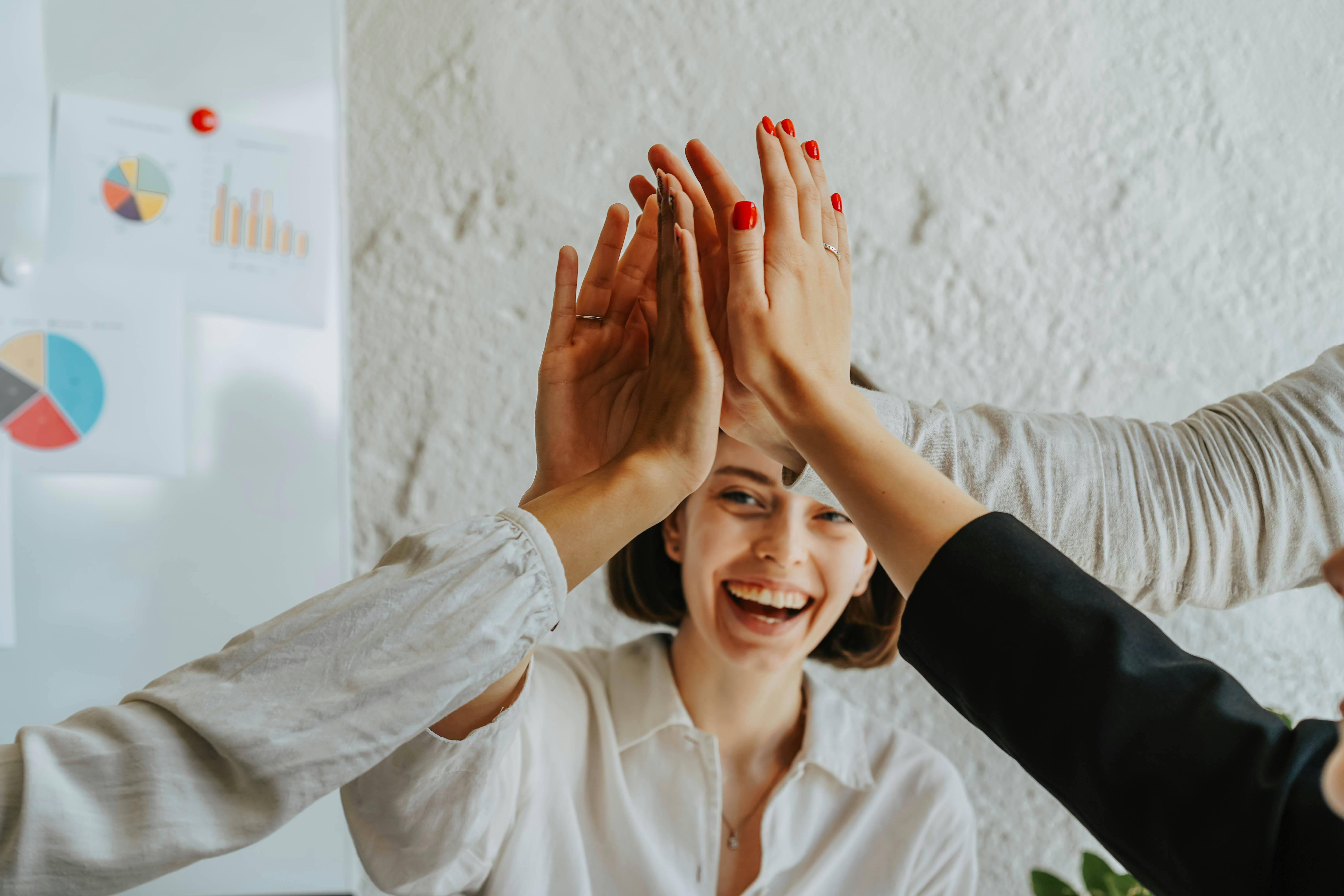 Gente chocando los cinco | Fuente: Pexels
