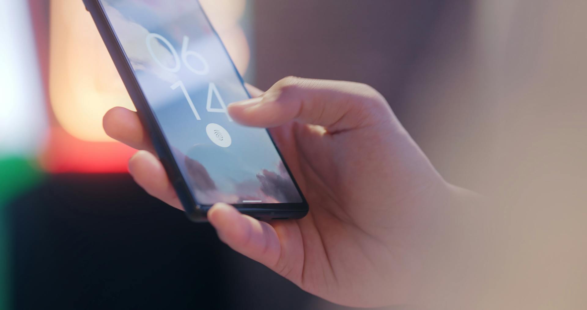 Una mujer sujetando un teléfono móvil | Fuente: Pexels