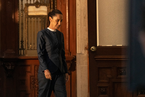 La presidenta de México, Claudia Sheinbaum Pardo, observa durante su conferencia de prensa matutina en el Palacio Nacional el 3 de noviembre de 2025 en Ciudad de México, México | Fuente: Getty Images