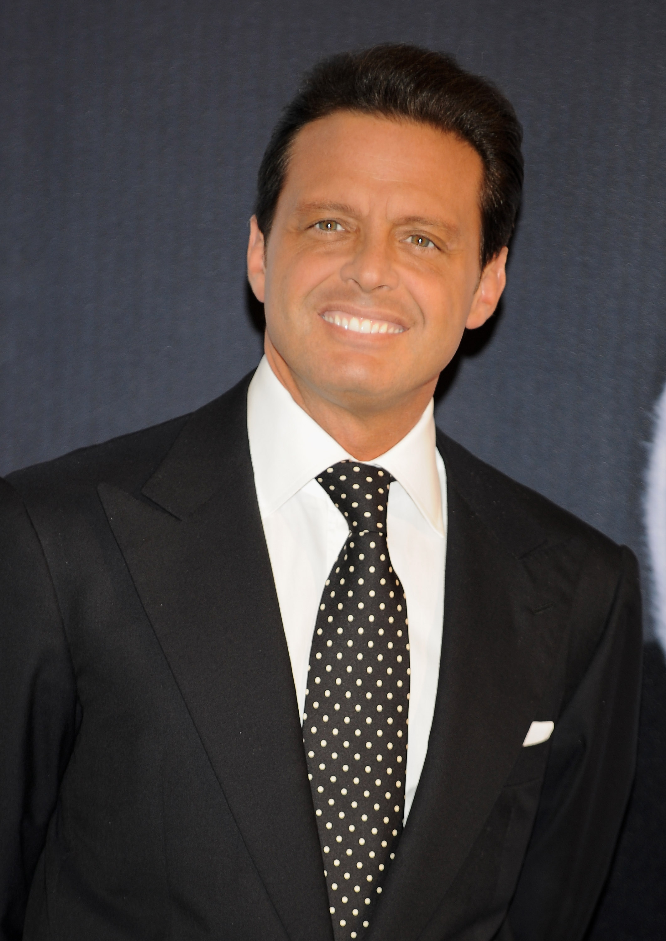 El cantante mexicano Luis Miguel asiste al photocall para promocionar su nuevo álbum "Cómplices" el 09 de mayo de 2008 en el Hotel Palace de Madrid, España. | Fuente: Getty Images.
