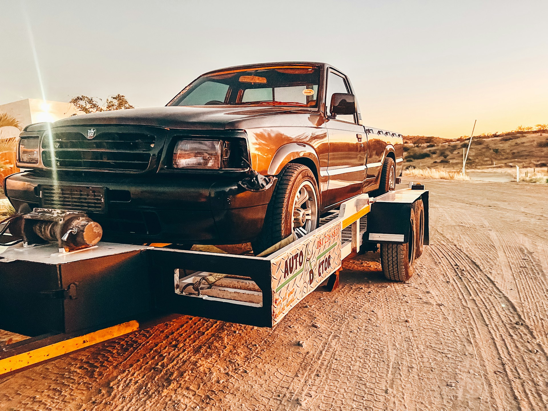 Una camioneta siendo remolcada | Fuente: Unsplash