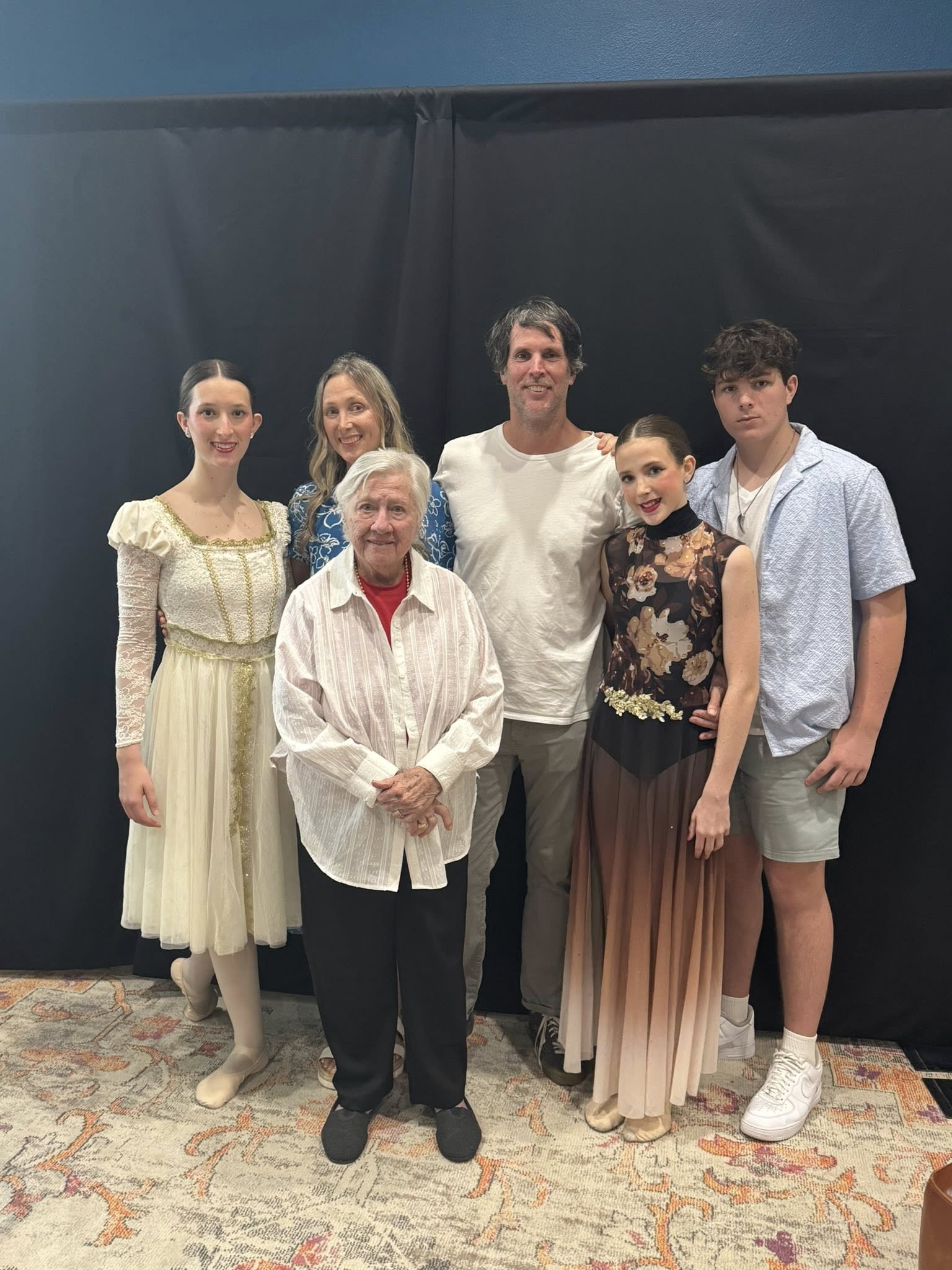 Malaya, Liz, Matthew, Surya y Khalil Hammond con una mujer mayor. De un post fechado el 25 de junio de 2025. | Fuente: Facebook/elizabeth.m.hammond