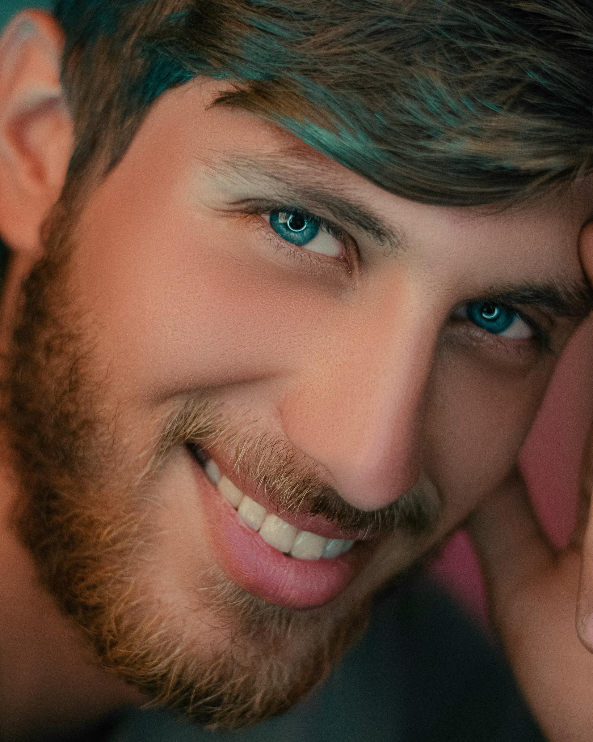 Un hombre sonriendo | Fuente: Unsplash