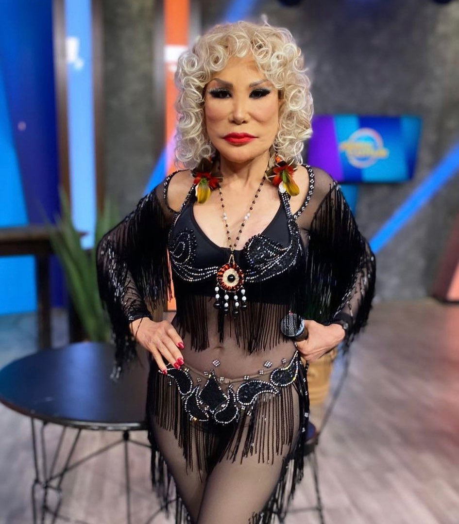 Lyn May posando con un conjunto totalmente negro, con fecha de agosto de 2021 | Fuente: Instagram/lyn_may_