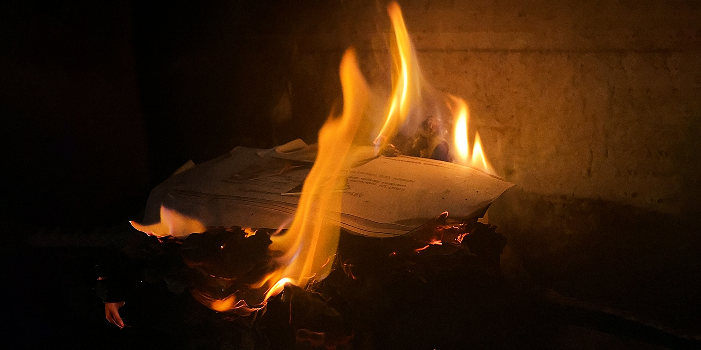 Documentos ardiendo en la chimenea | Fuente: Pexels