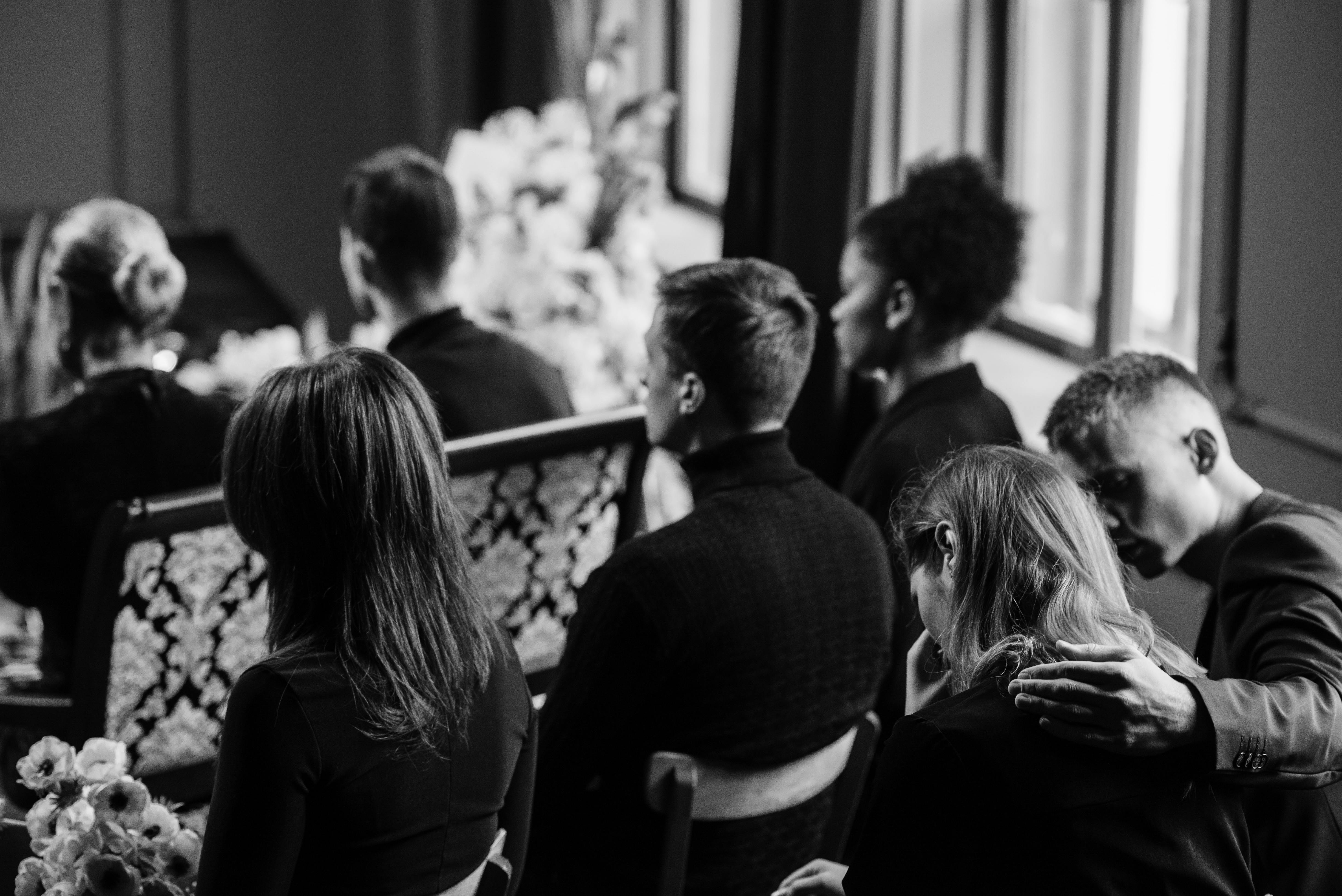 Gente triste en un funeral | Fuente: Pexels
