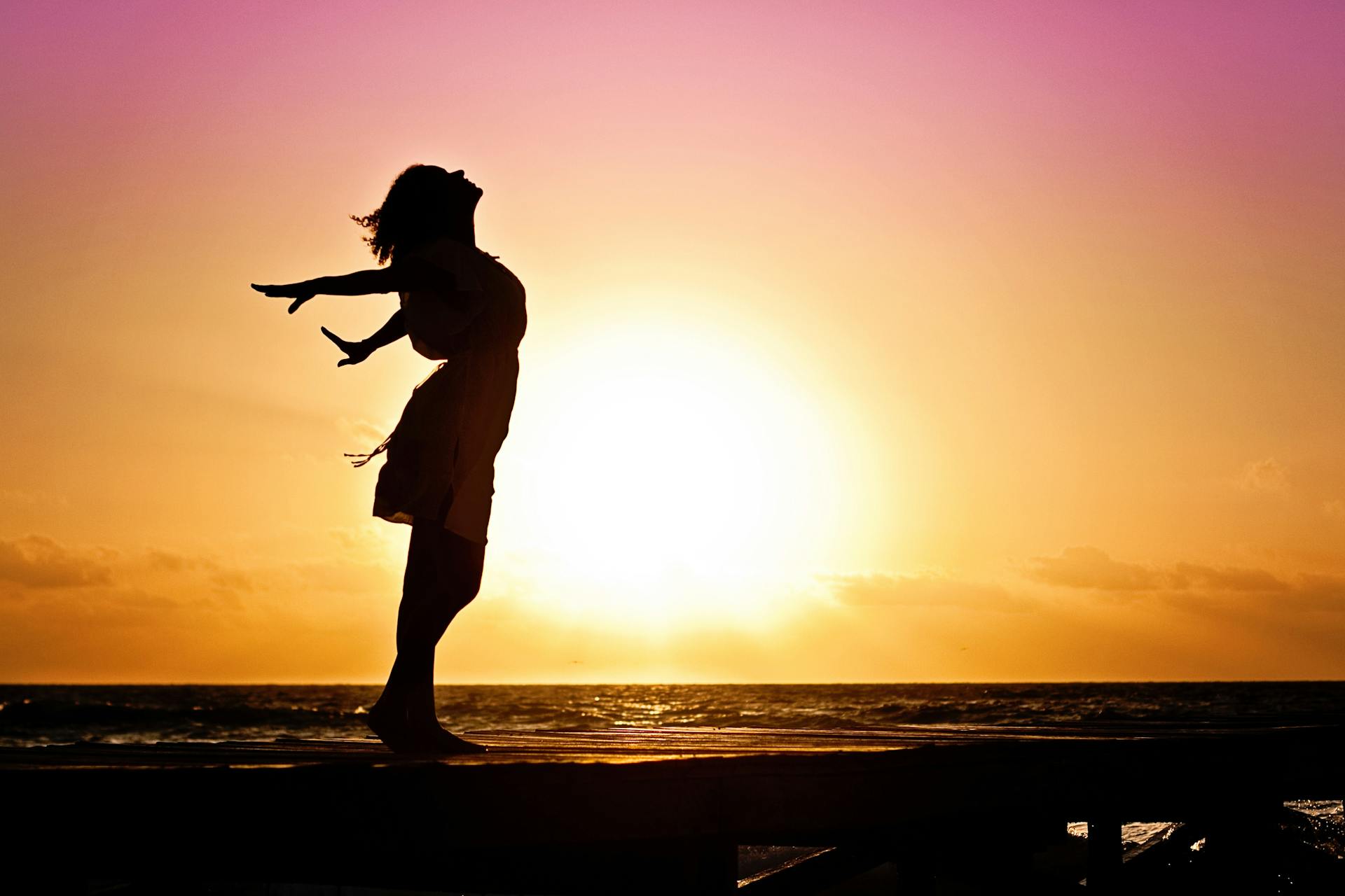 Silueta de una mujer en la playa | Fuente: Pexels