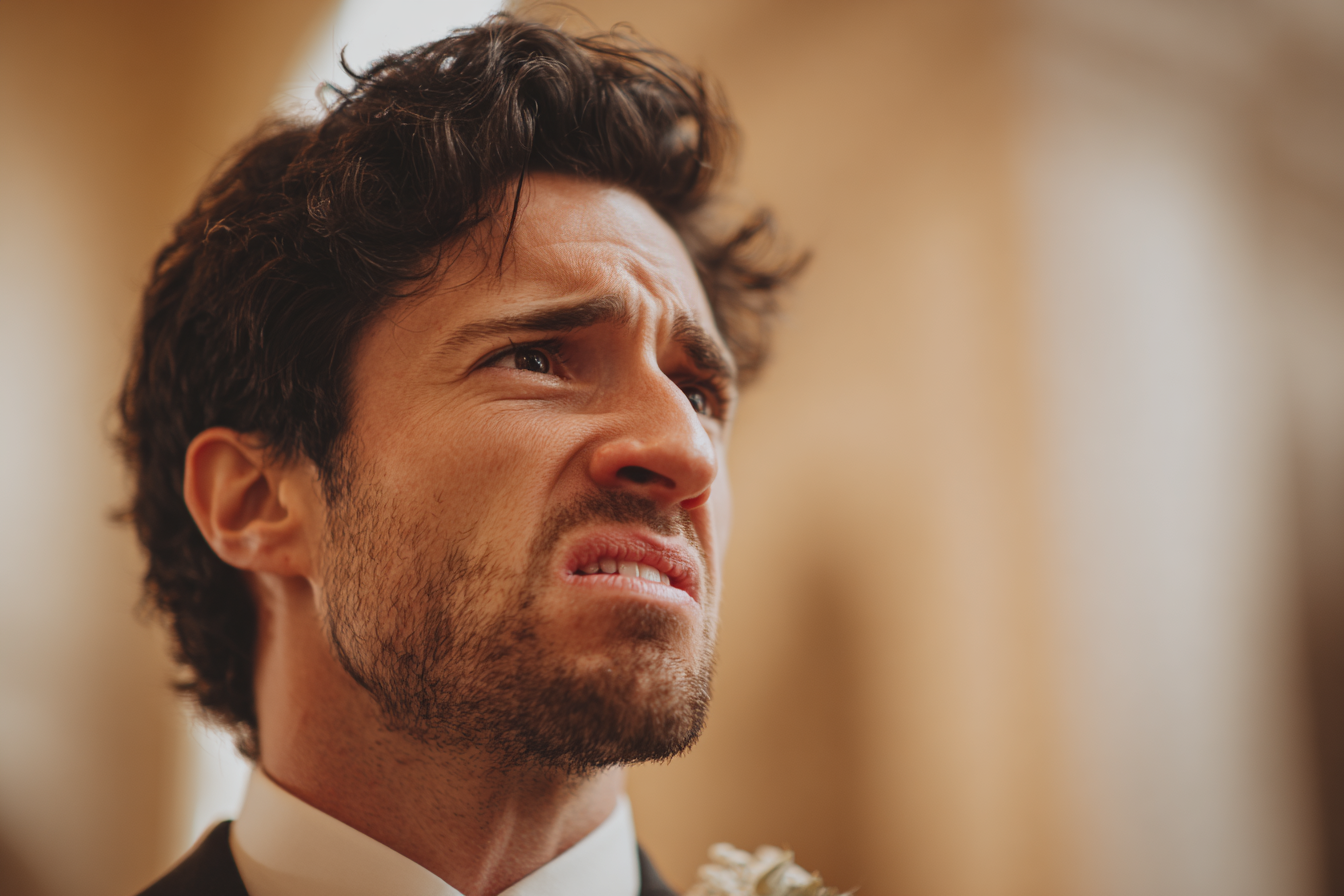 Un hombre con cara de asco | Fuente: Midjourney