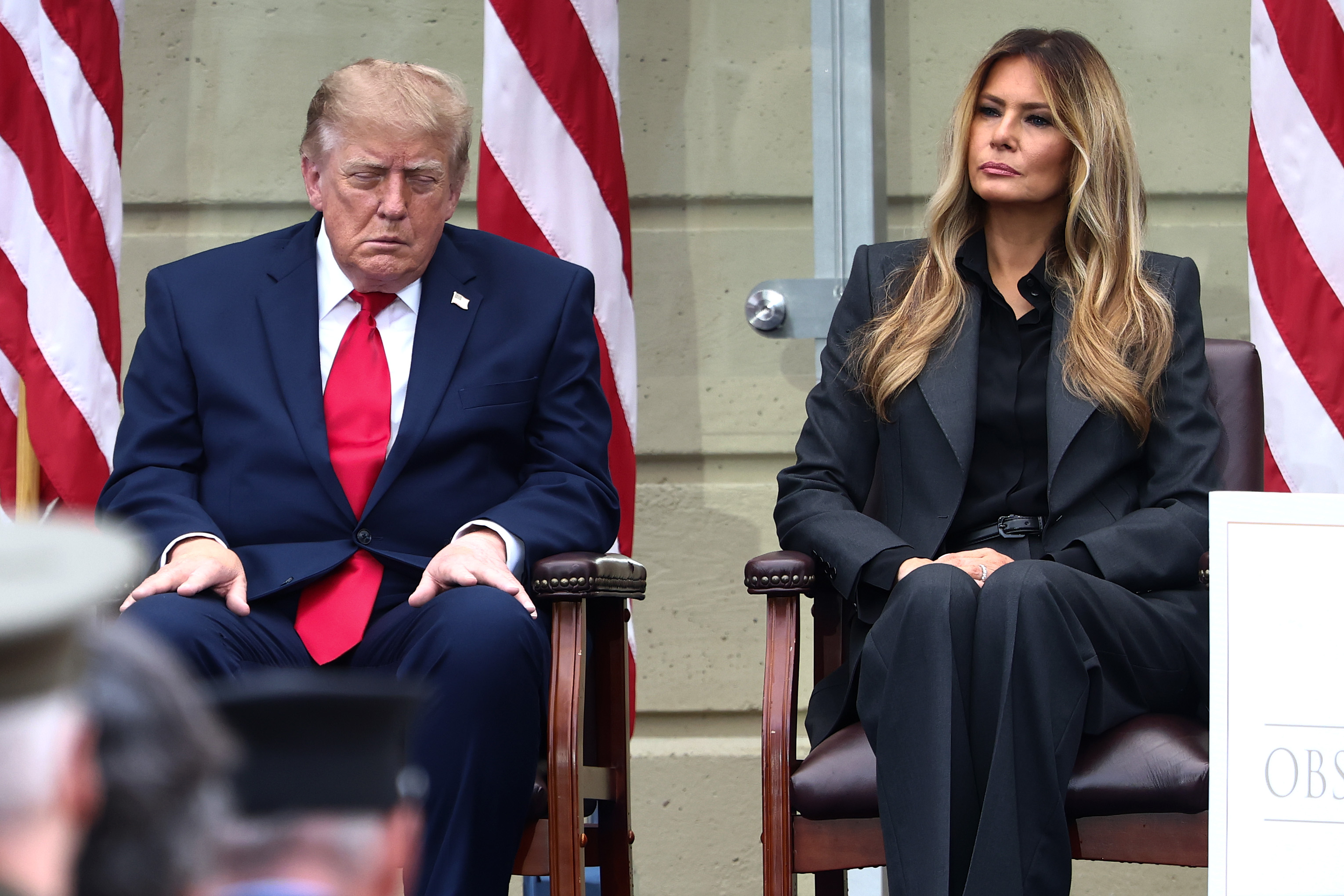 El presidente Donald Trump y la primera dama Melania Trump observan durante una ceremonia para conmemorar el 25º aniversario de los atentados terroristas del 11 de septiembre en el patio del Pentágono. | Fuente: Getty Images