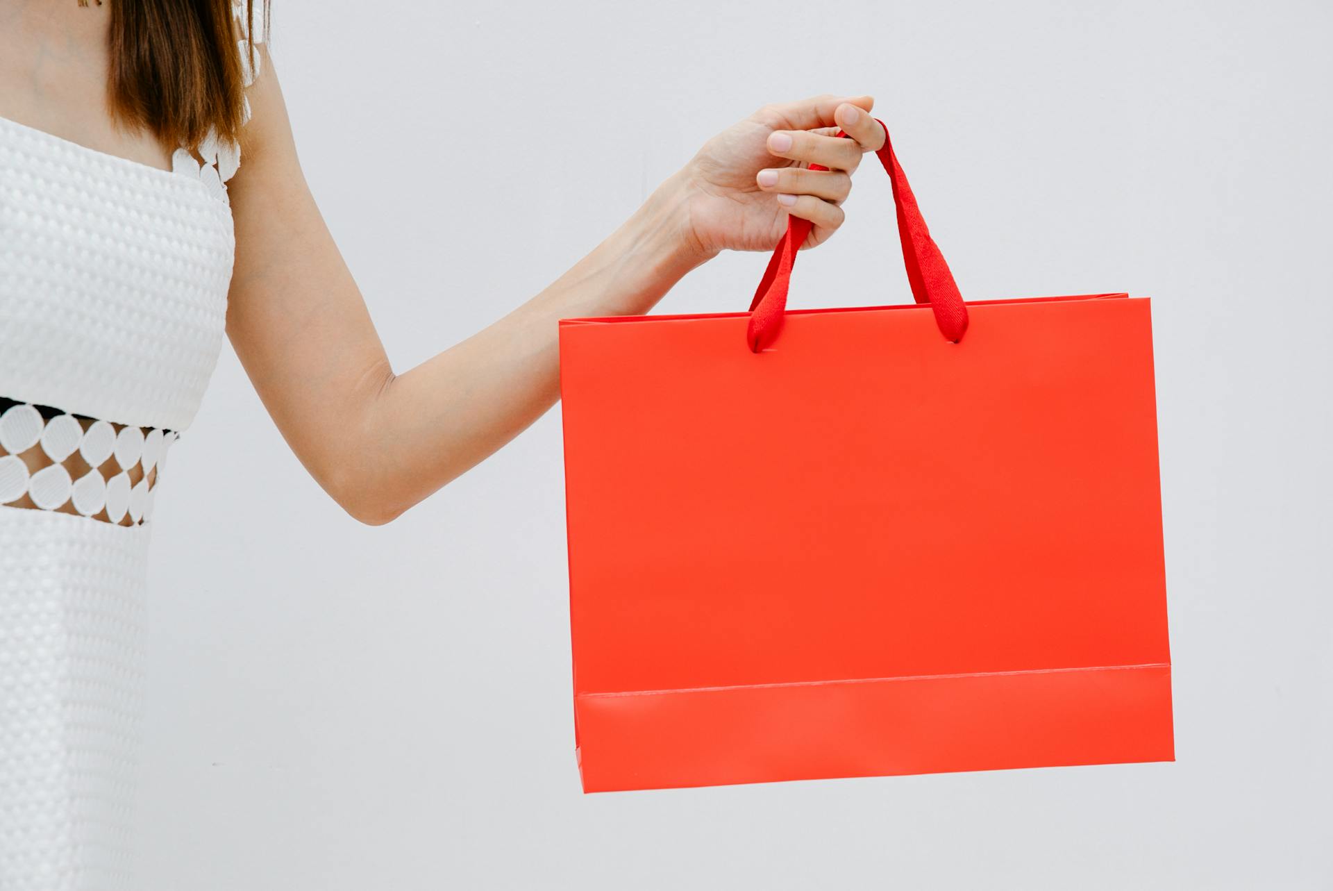 Una mujer con una bolsa de regalo | Fuente: Pexels