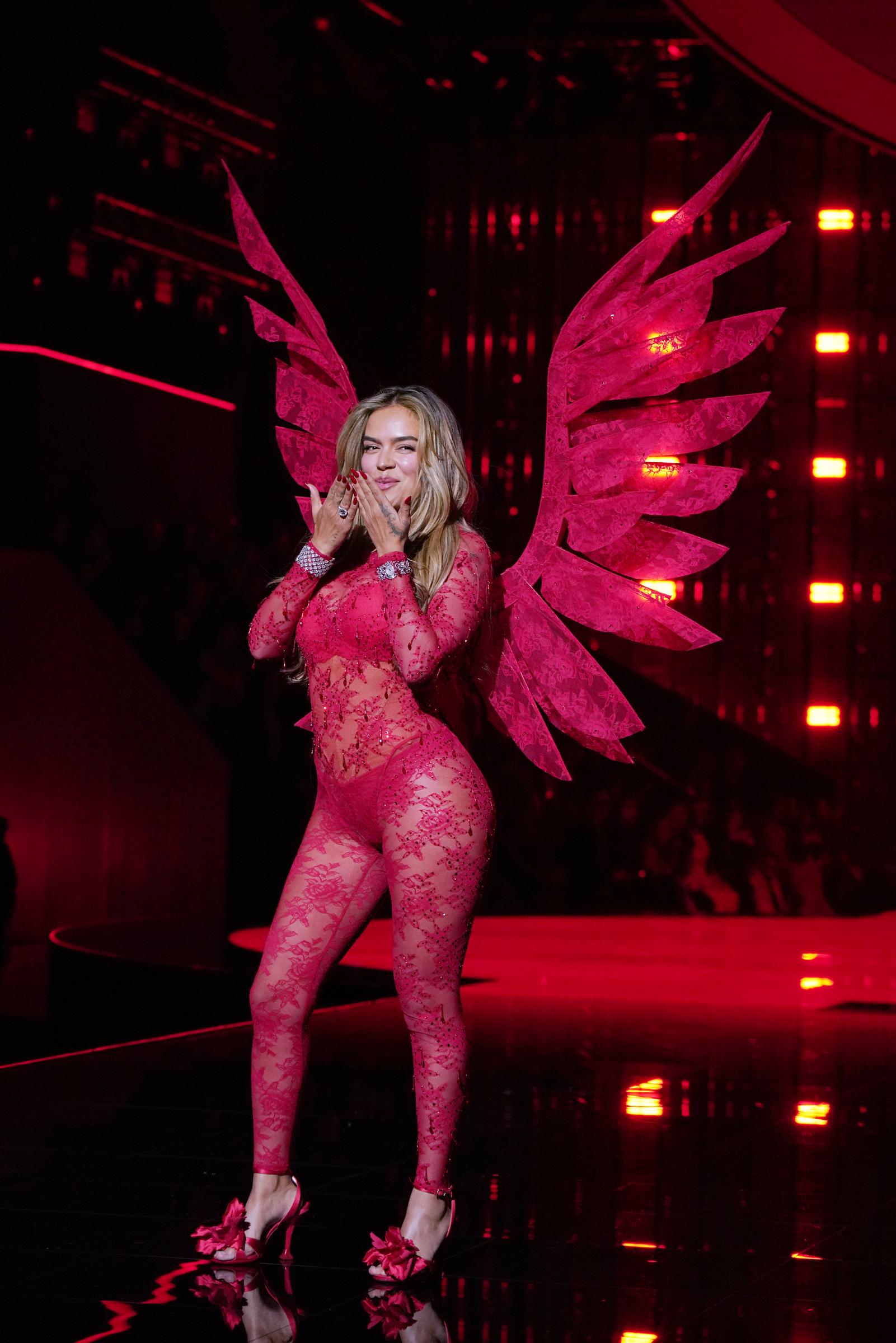 Karol G en el desfile de Moda de Victoria’s Secret 2025, celebrado en los Estudios Steiner el 15 de octubre de 2025 en Nueva York | Fuente: Getty Images