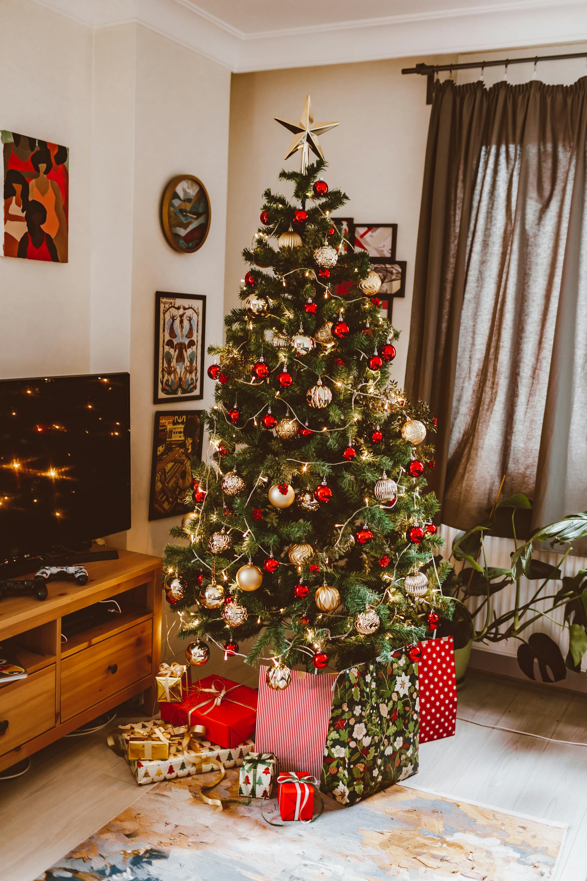 Cajas de regalo bajo un árbol de Navidad | Fuente: Pexels