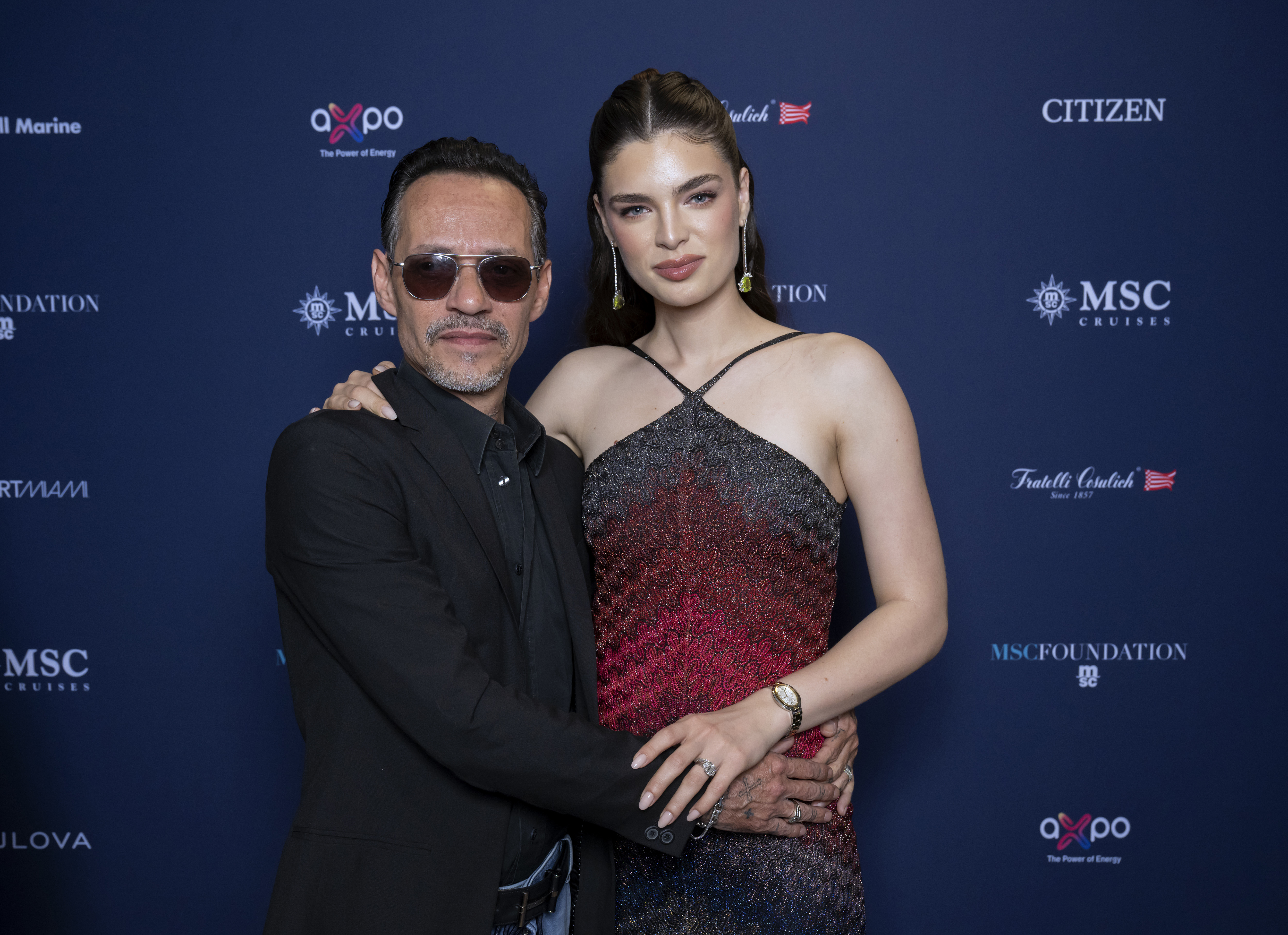 Marc Anthony y Nadia Ferreira durante la inauguración de la tienda Bulova a bordo del nuevo barco de MSC Cruceros, el MSC World America, en Miami, Florida, el 9 de abril de 2025. | Fuente: Getty Images