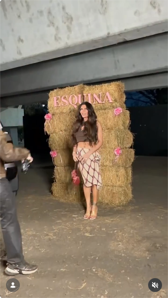 Flor de la V modelando el atuendo que eligió para el desfile de Esquina Esquina | Fuente: Instagram/flordelave