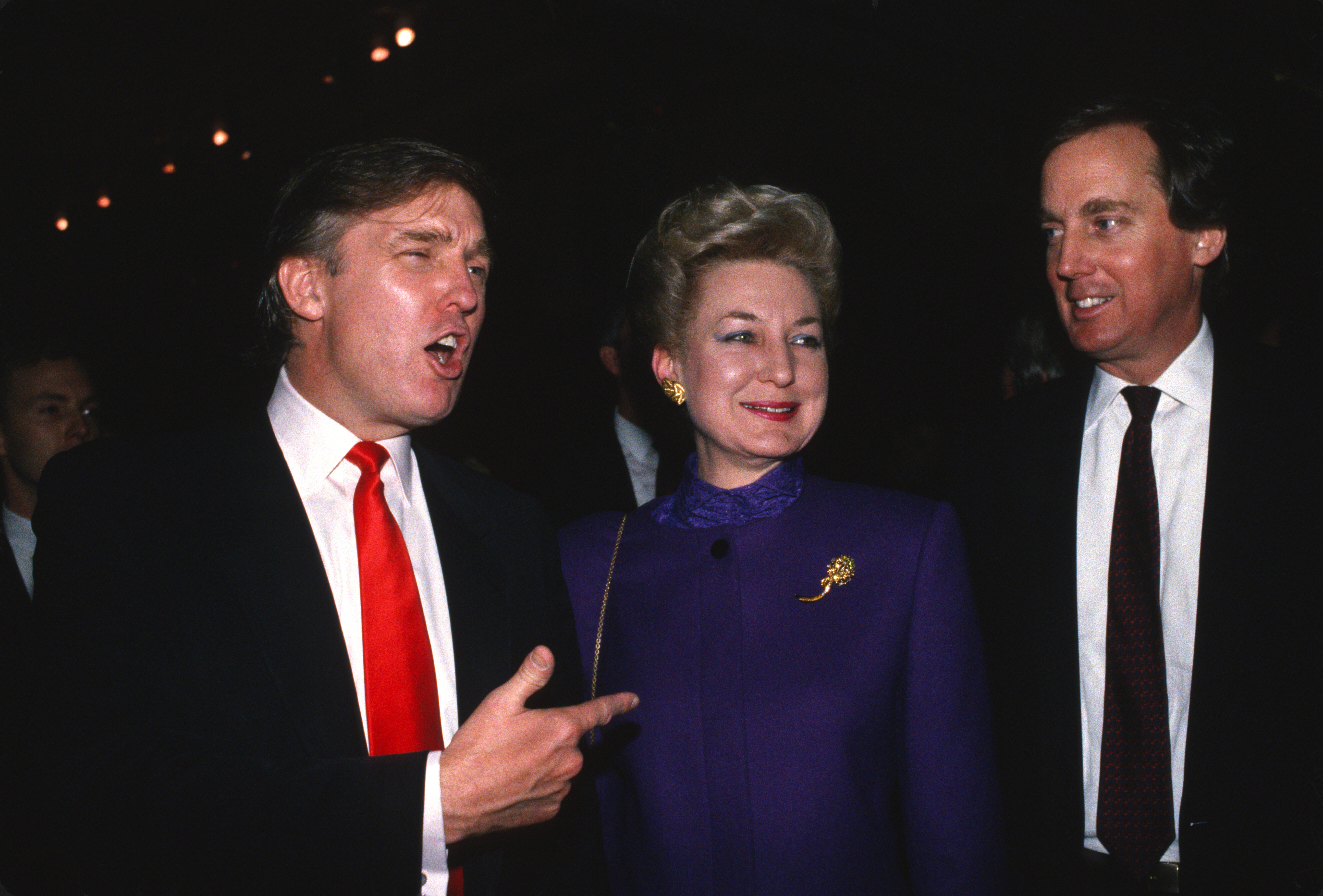 Donald, Maryanne y Robert Trump en la inauguración del Trump Taj Mahal en abril de 1990 en Atlantic City, Nueva Jersey | Fuente: Getty Images
