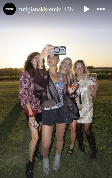 Maru Botana y su hija Sofía Solá junto a otras personas compartiendo durante un evento al aire libre en Carmelo, Uruguay | Fuente: Instagram Stories/tutigianakisremix