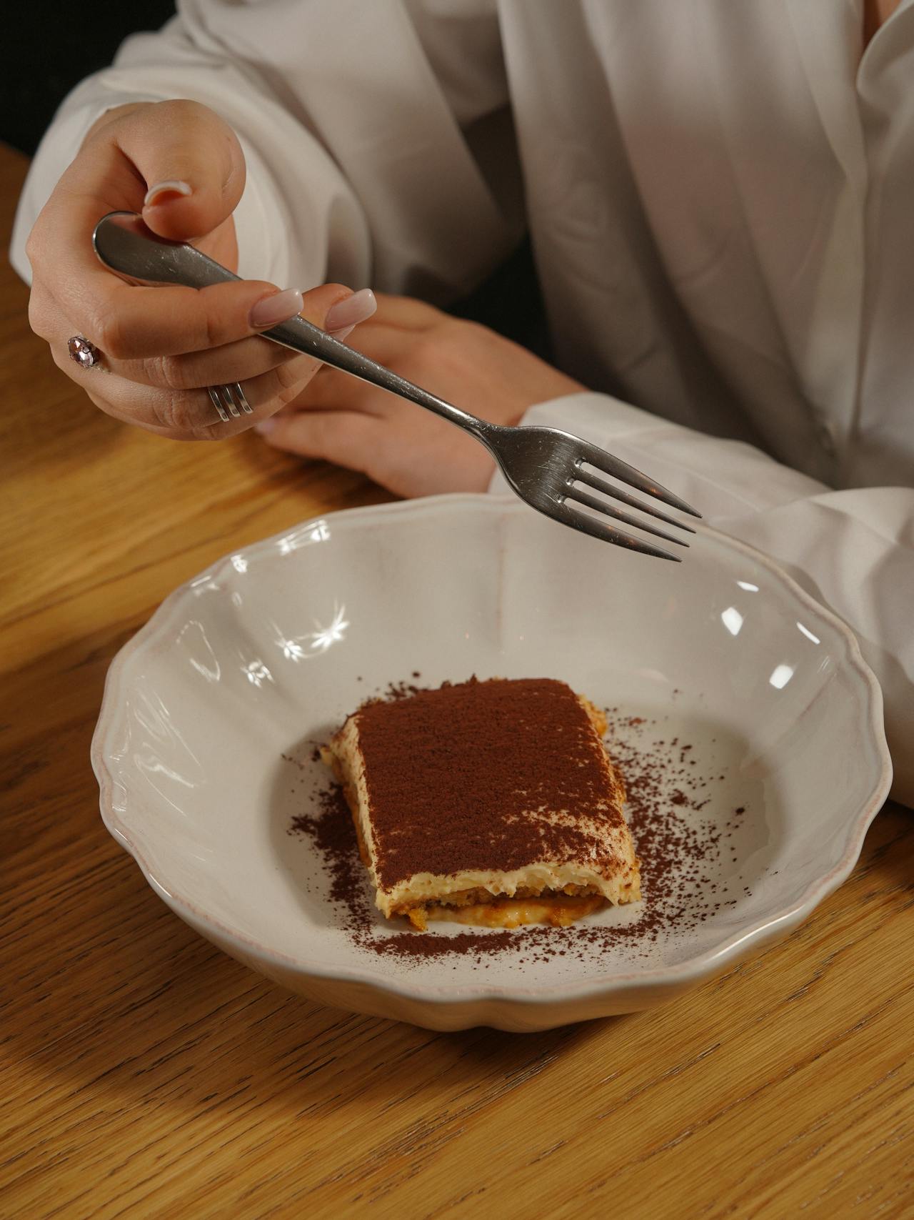 Una mujer sujetando un tenedor | Fuente: Pexels