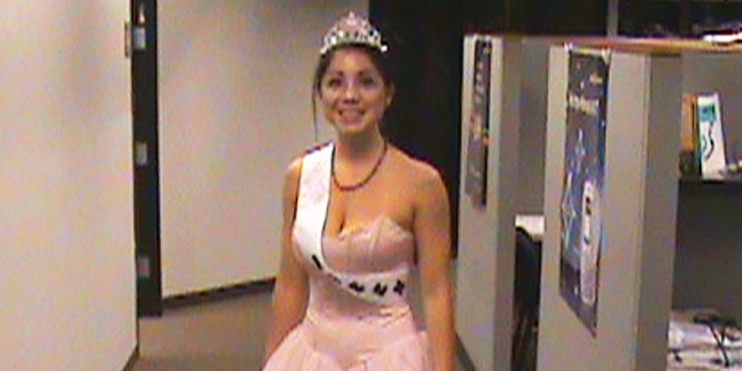 Una joven con un traje claro | Fuente: Flickr