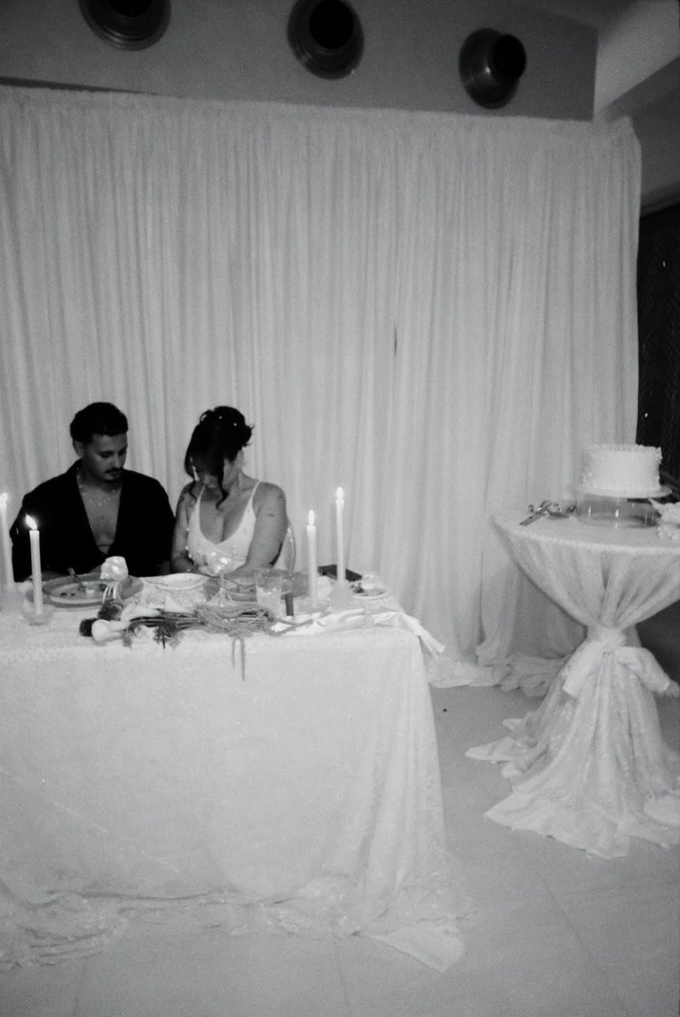 Jesaaelys Ayala González junto a su esposo, Carlos Olmo, en su boda | Fuente: Instagram/jesaaelys