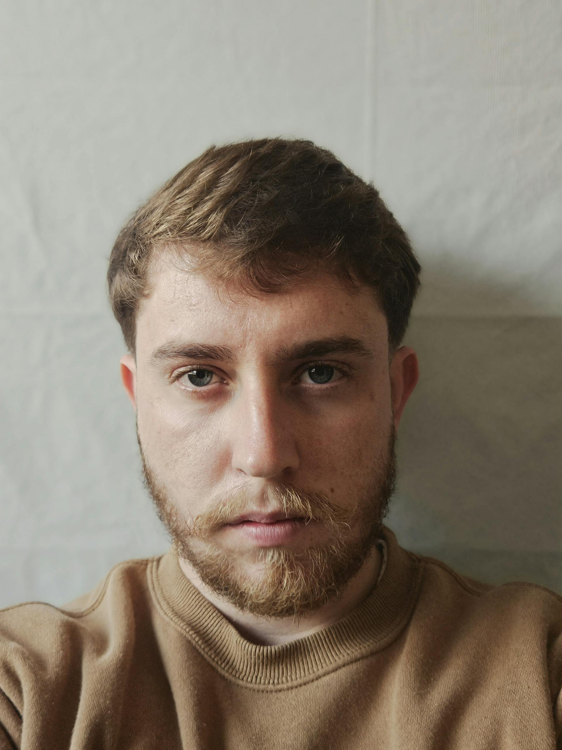 Un hombre con los ojos llorosos | Fuente: Pexels