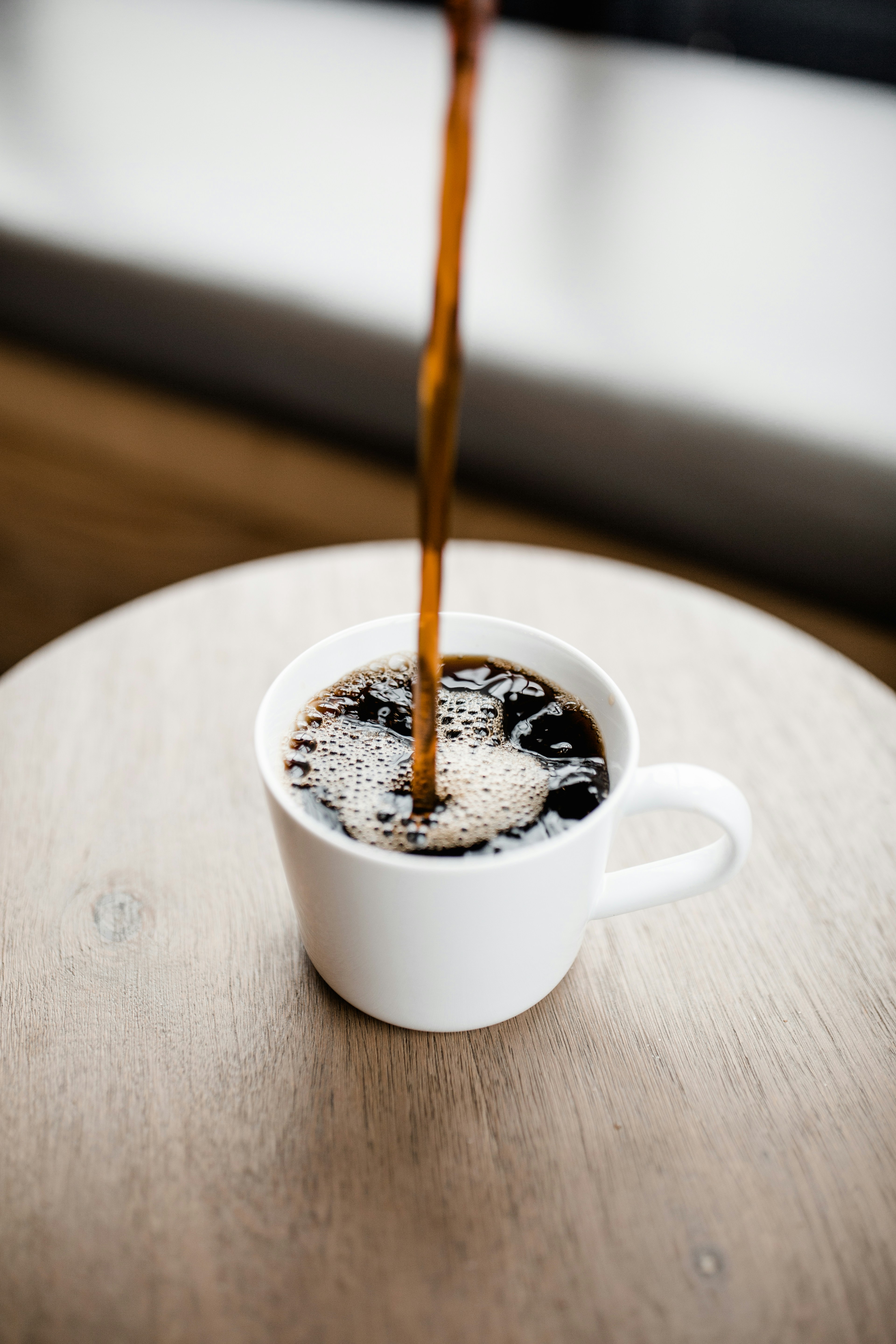 Una taza de café siendo servida | Fuente: Unsplash
